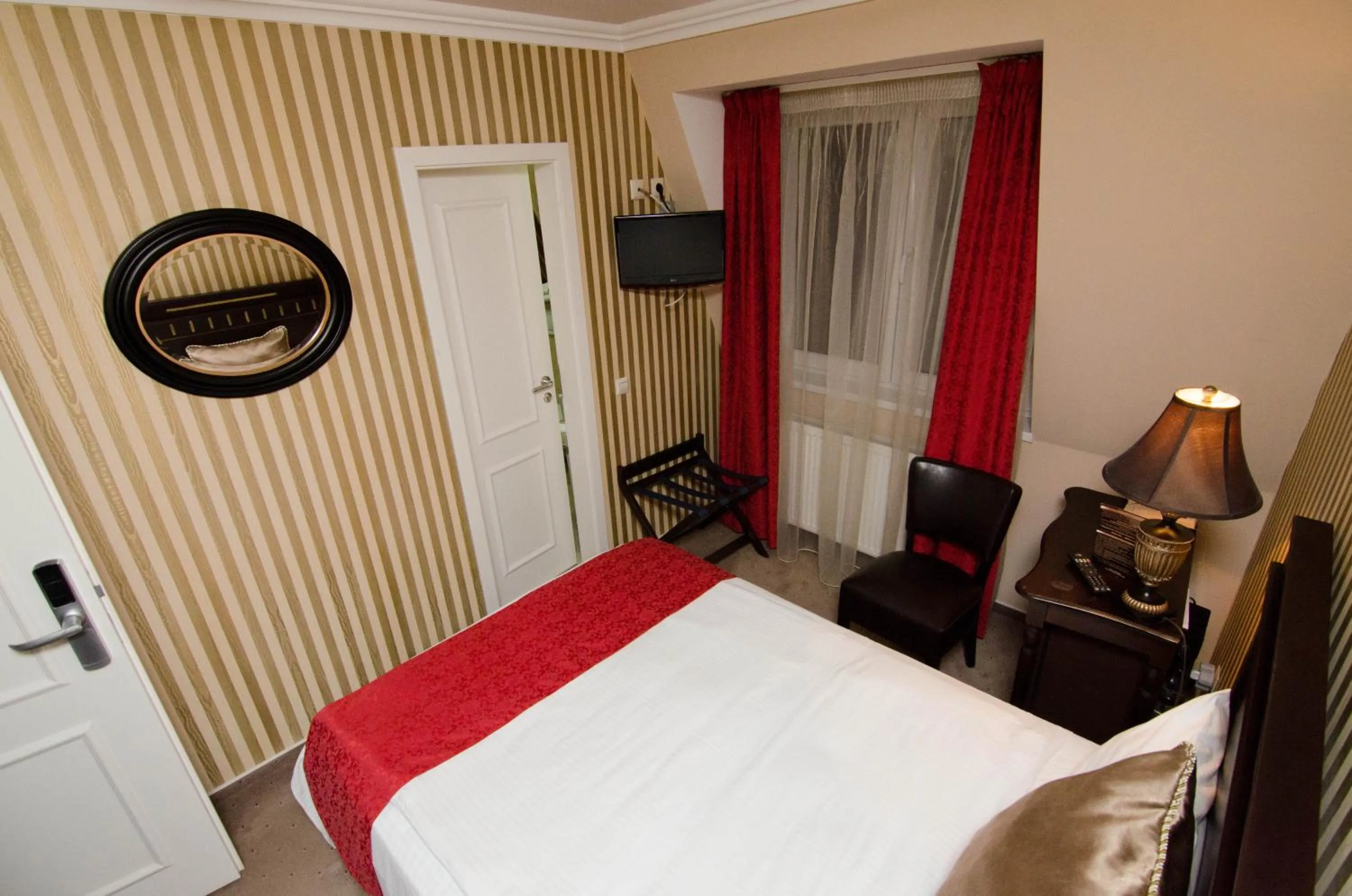 Photo of the whole room, Bed in Hotel Boutique Monaco