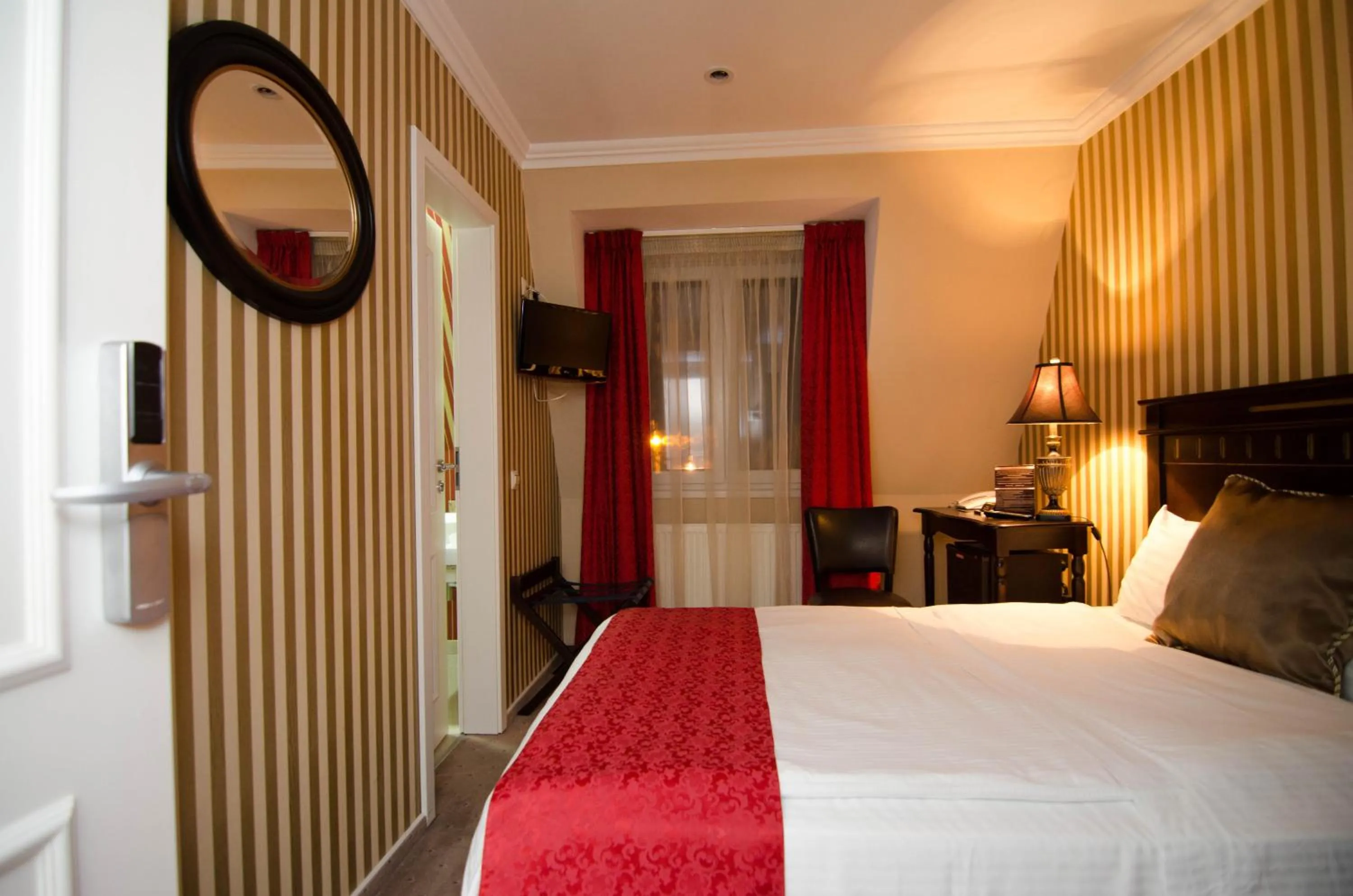 Photo of the whole room, Bed in Hotel Boutique Monaco