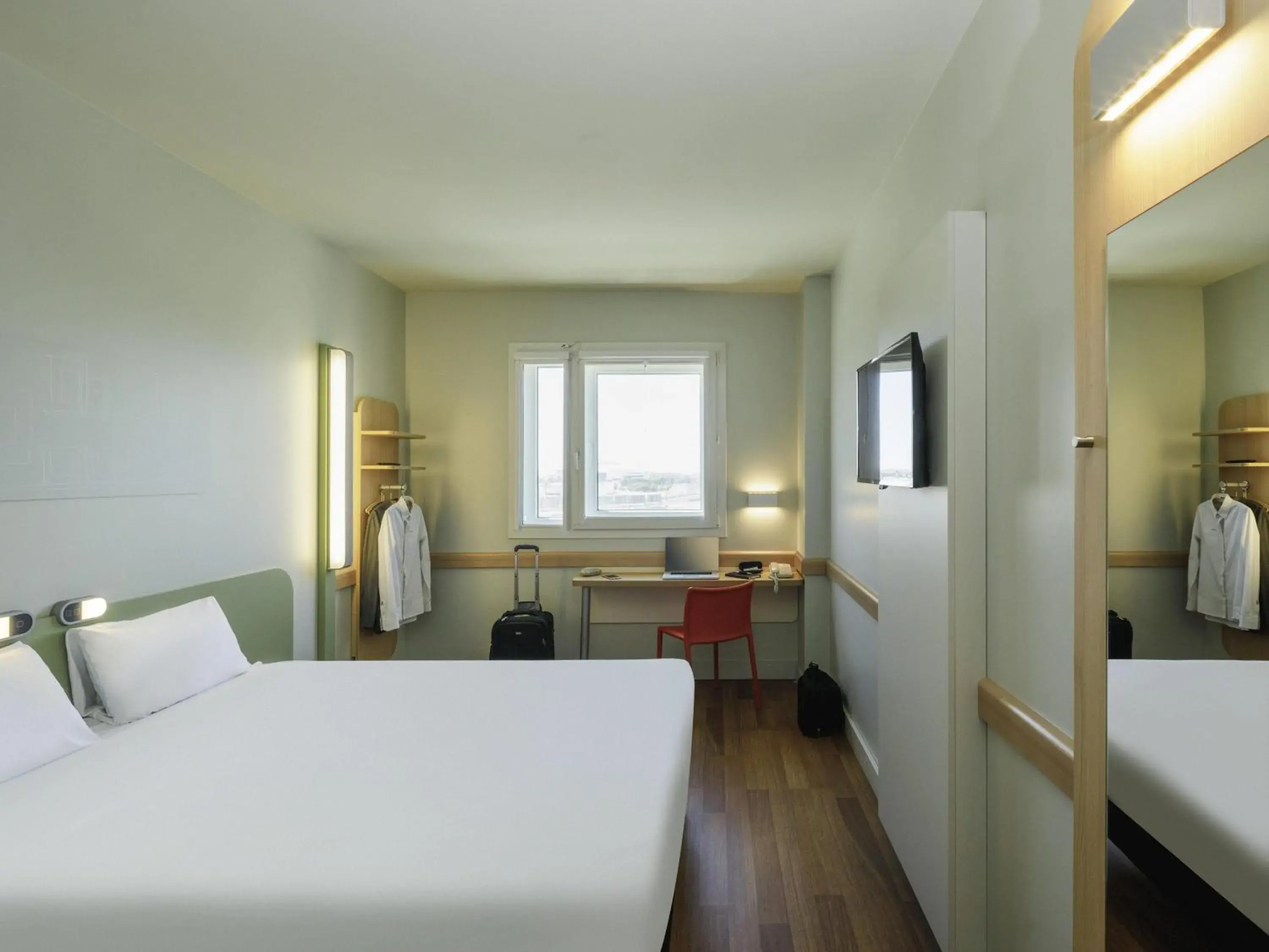 Bedroom, Bed in Ibis Budget Málaga Aeropuerto Avenida de Velazquez Bedroom, Bed in Ibis Budget Málaga Aeropuerto Avenida de Velazquez