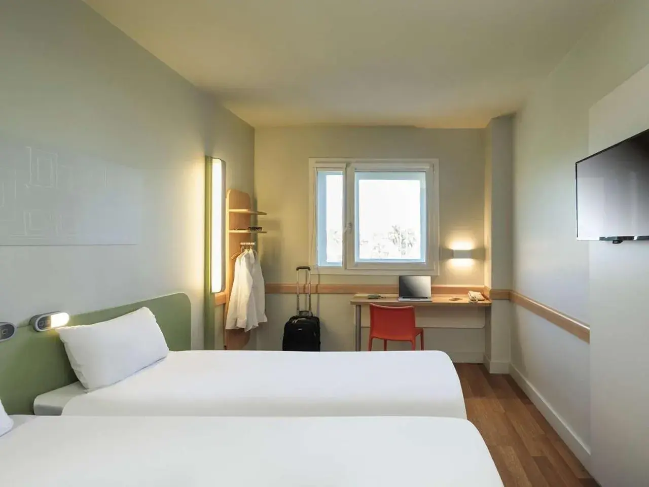 Photo of the whole room, Bed in Ibis Budget Málaga Aeropuerto Avenida de Velazquez Photo of the whole room, Bed in Ibis Budget Málaga Aeropuerto Avenida de Velazquez