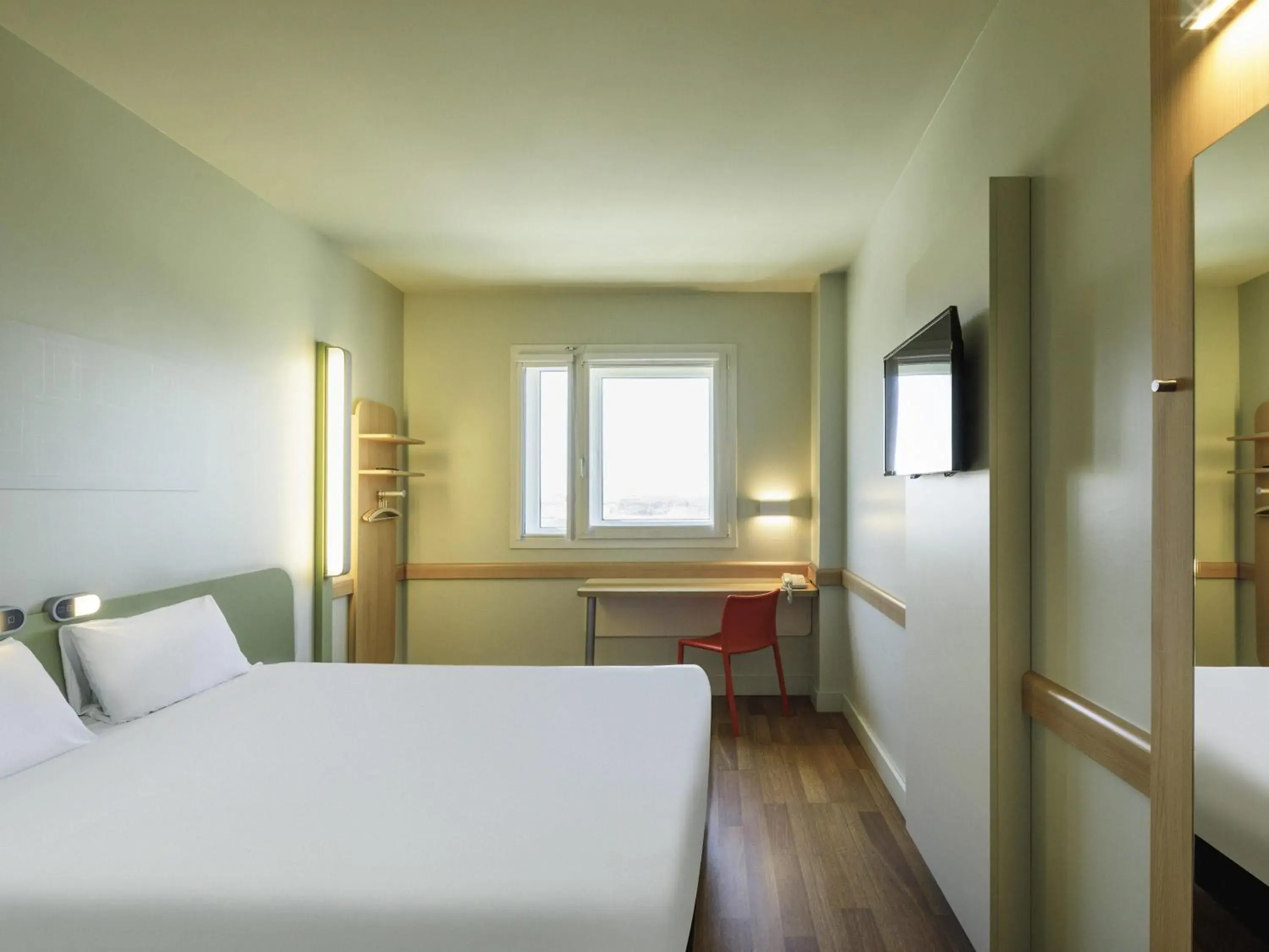 Bedroom, Bed in Ibis Budget Málaga Aeropuerto Avenida de Velazquez Bedroom, Bed in Ibis Budget Málaga Aeropuerto Avenida de Velazquez