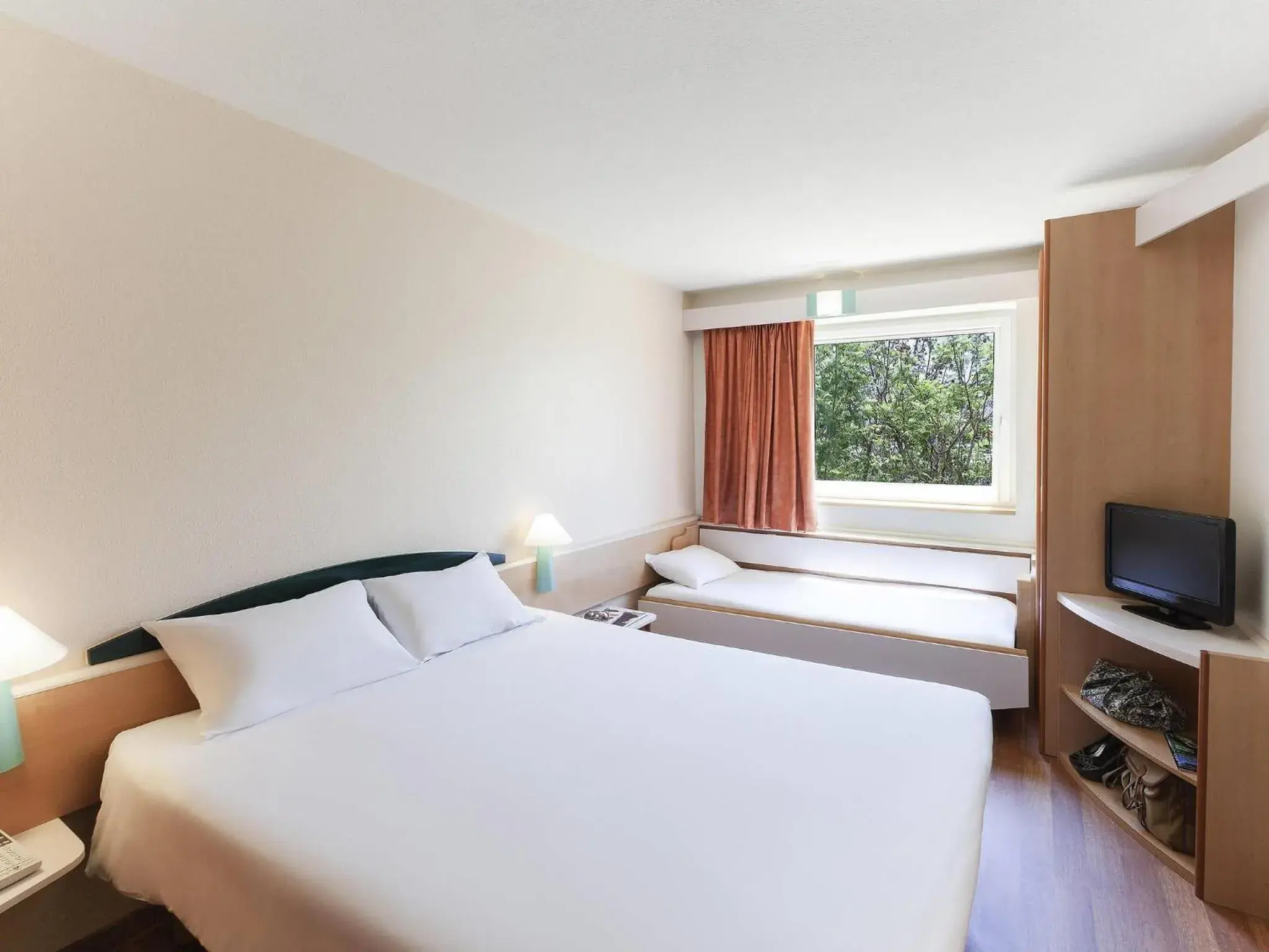 Bedroom, Bed in Ibis Murcia Bedroom, Bed in Ibis Murcia