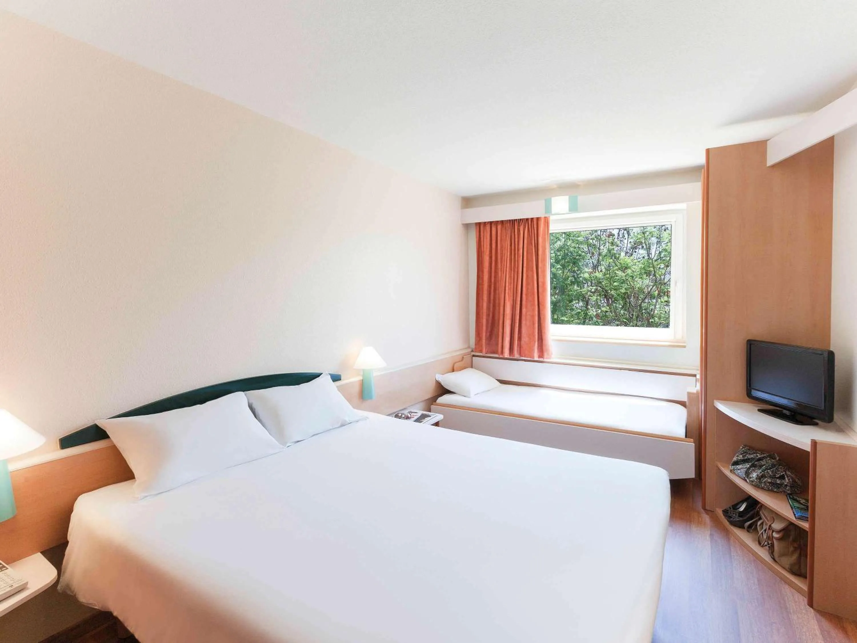 Photo of the whole room, Bed in Ibis Murcia