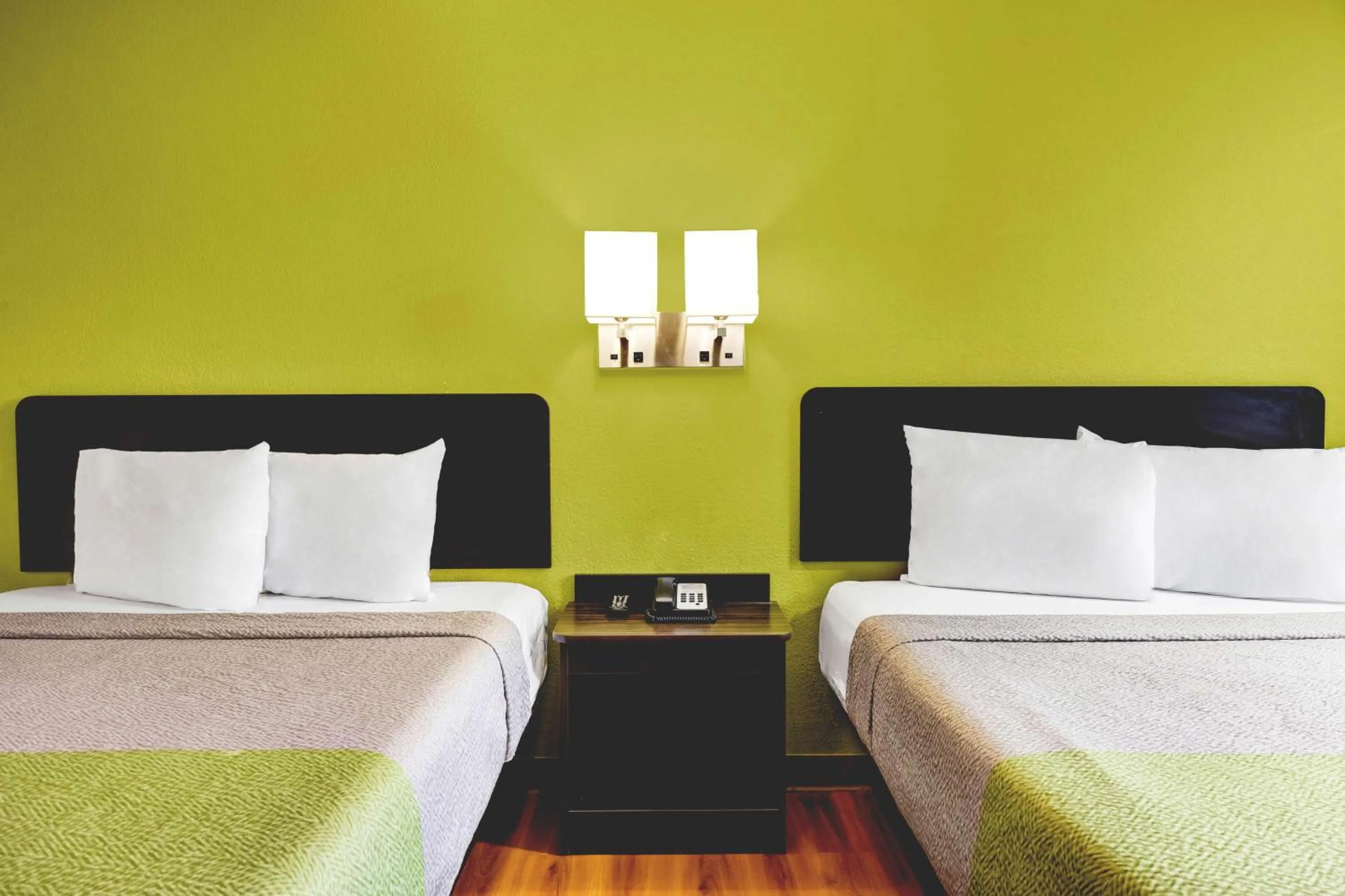 Photo of the whole room, Bed in Motel 6 Indianapolis IN