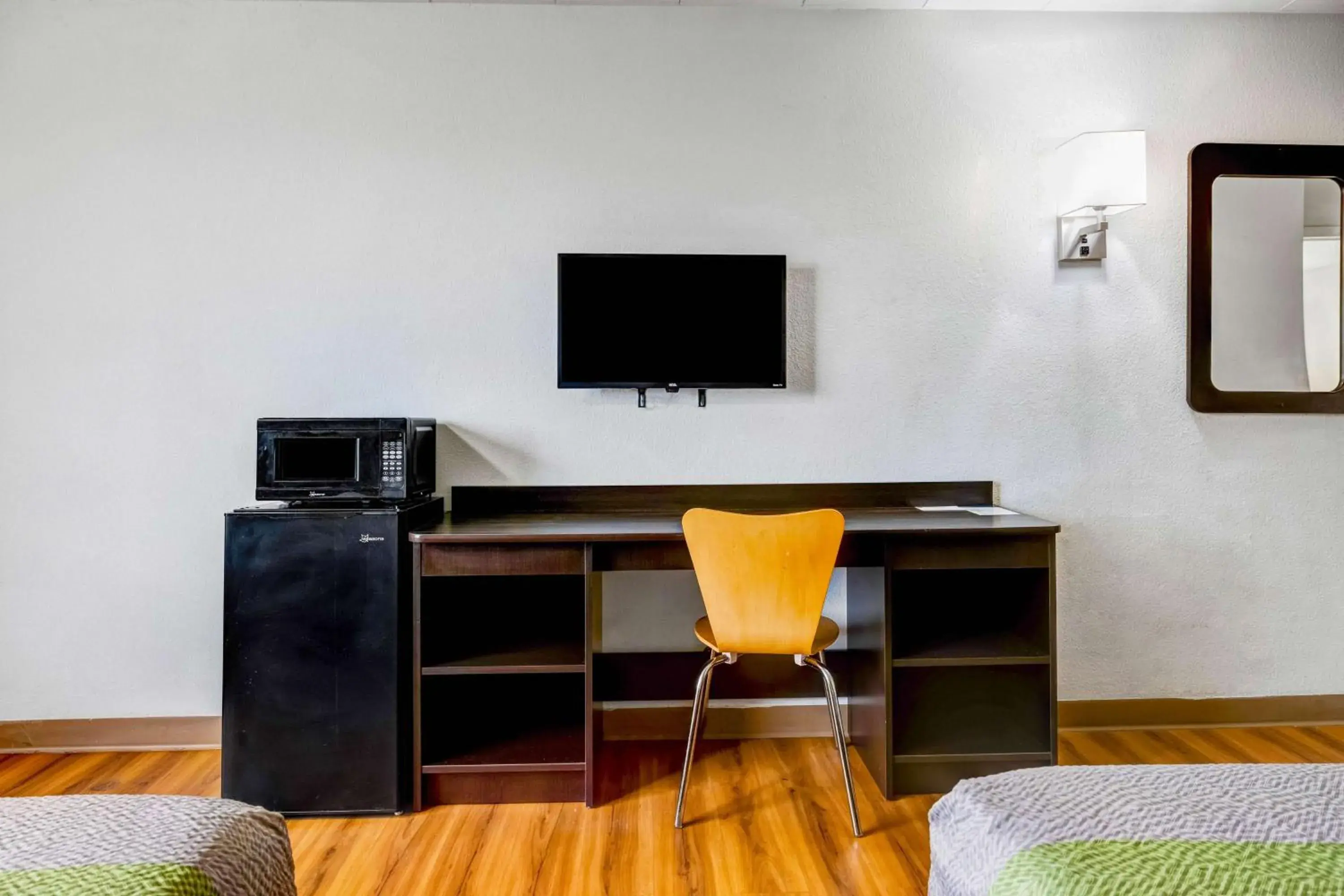 Photo of the whole room, TV/Entertainment Center in Motel 6 Indianapolis, IN