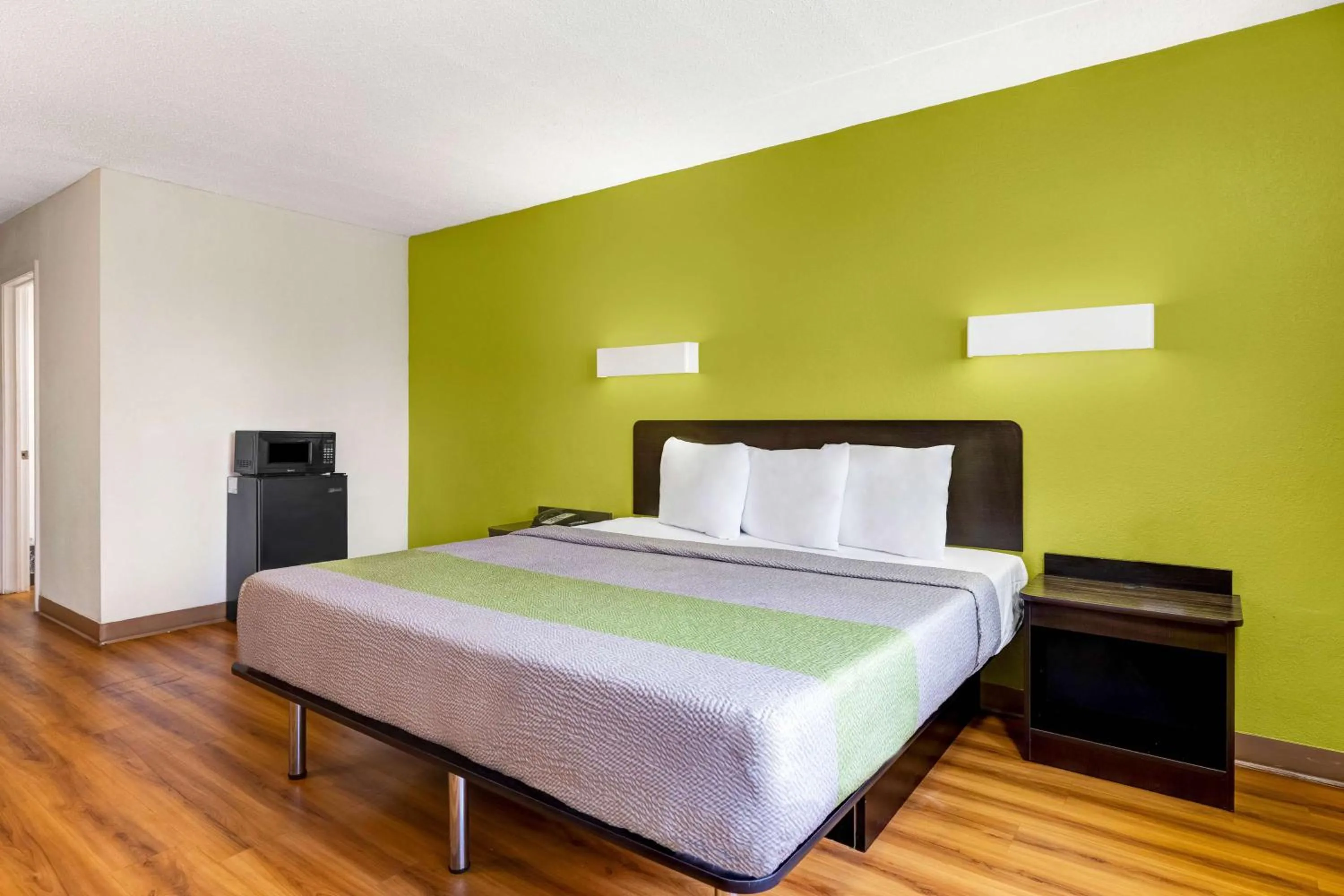 Photo of the whole room, Bed in Motel 6 Indianapolis IN