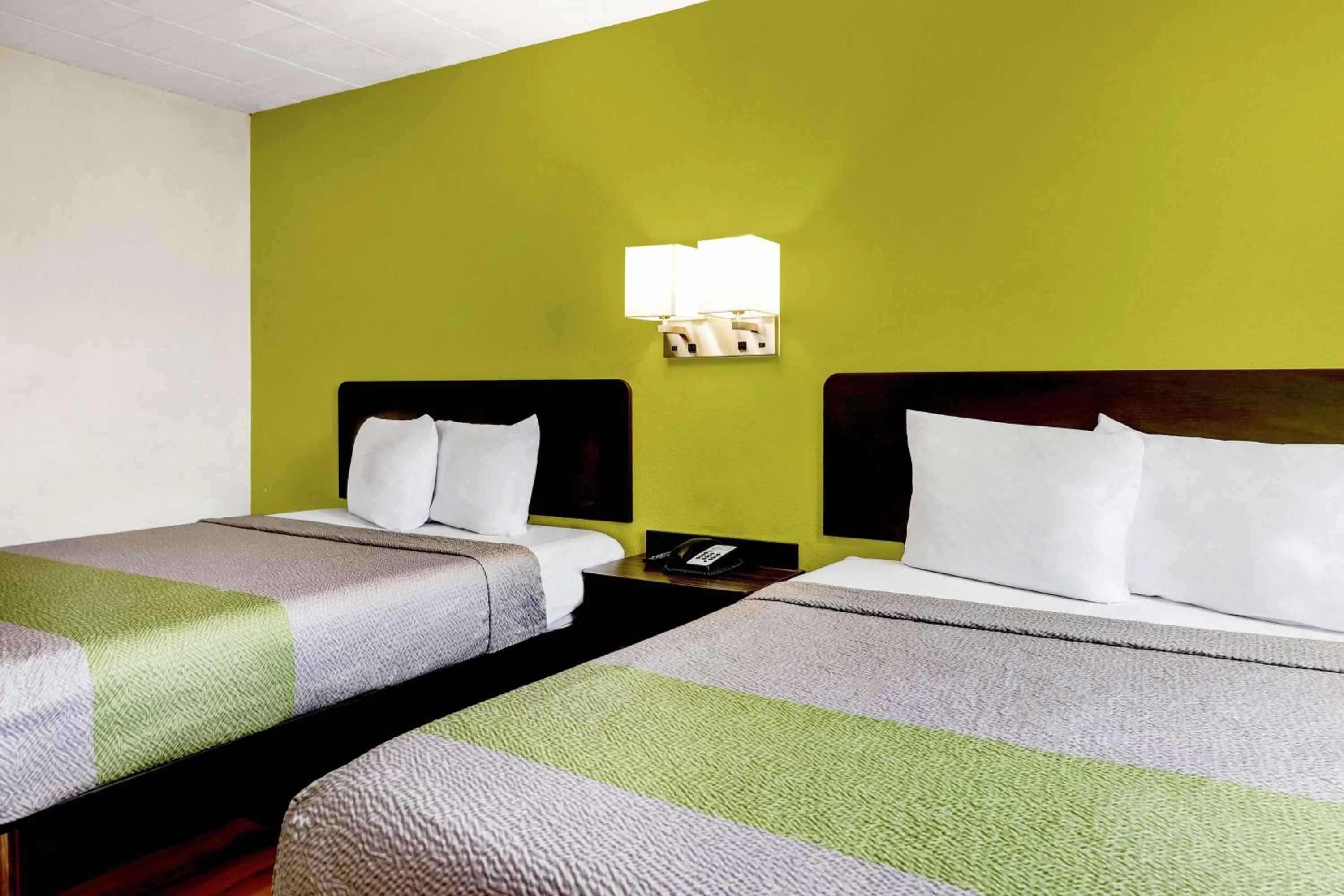 Photo of the whole room, Bed in Motel 6 Indianapolis IN