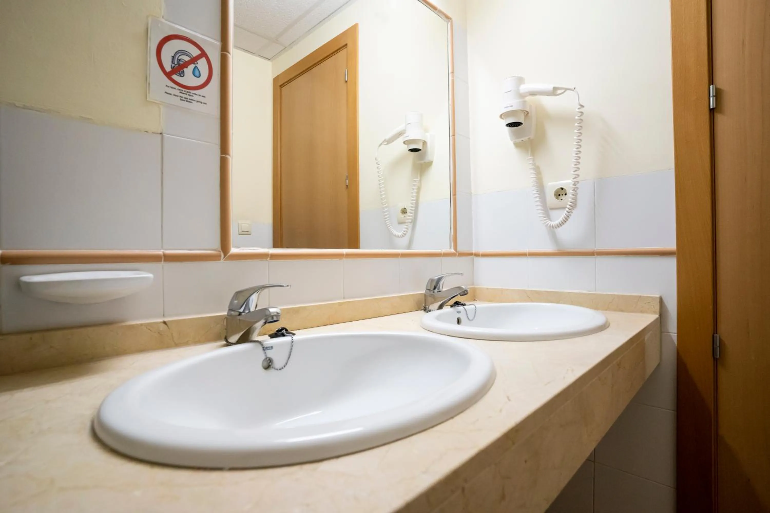 Bathroom in Albergue Inturjoven Sierra Nevada
