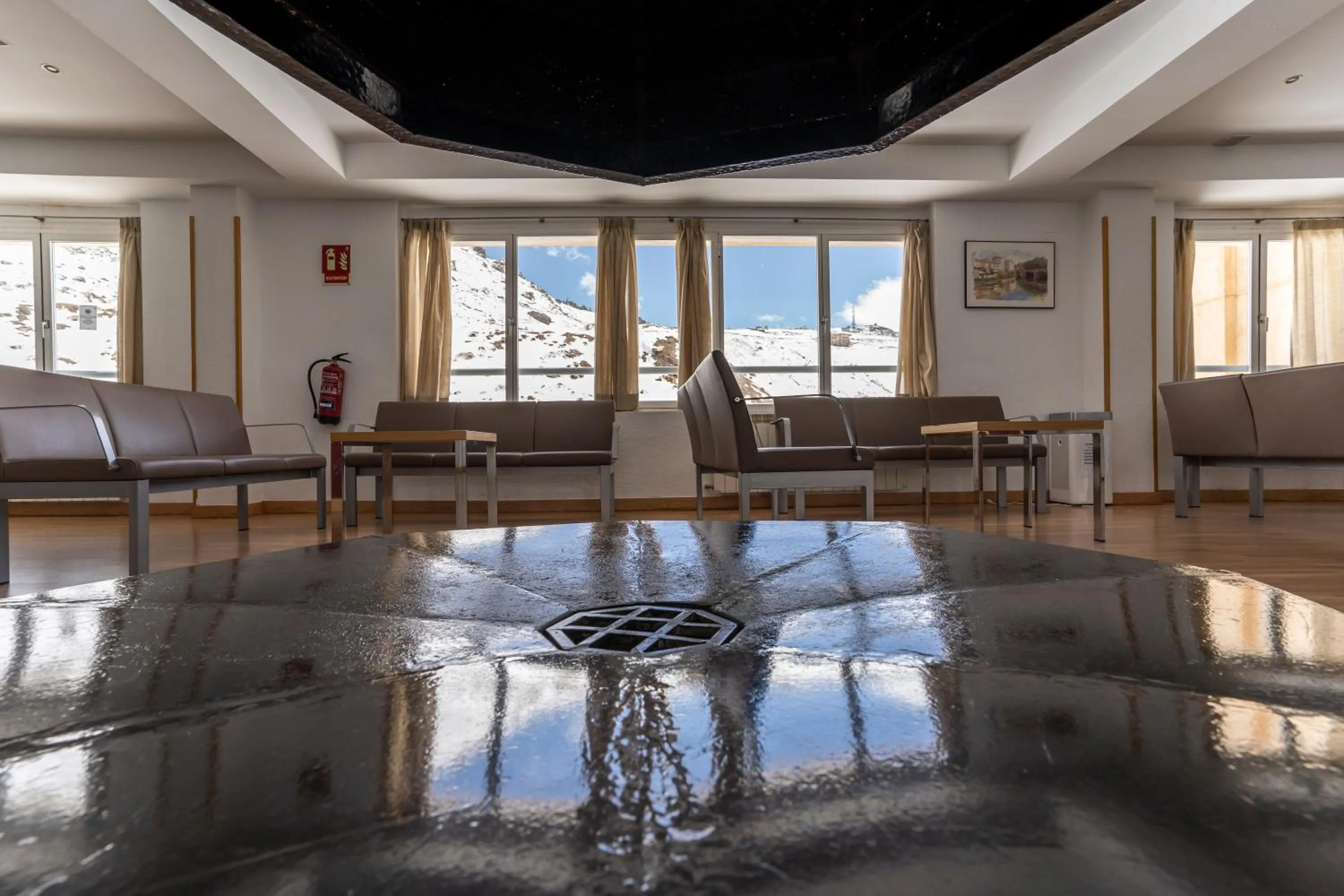 Communal lounge/ TV room in Albergue Inturjoven Sierra Nevada