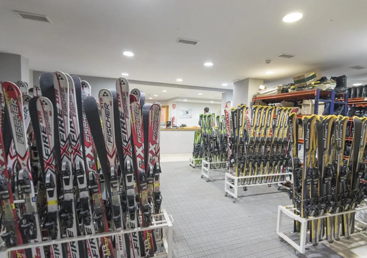 Ski School in Albergue Inturjoven Sierra Nevada