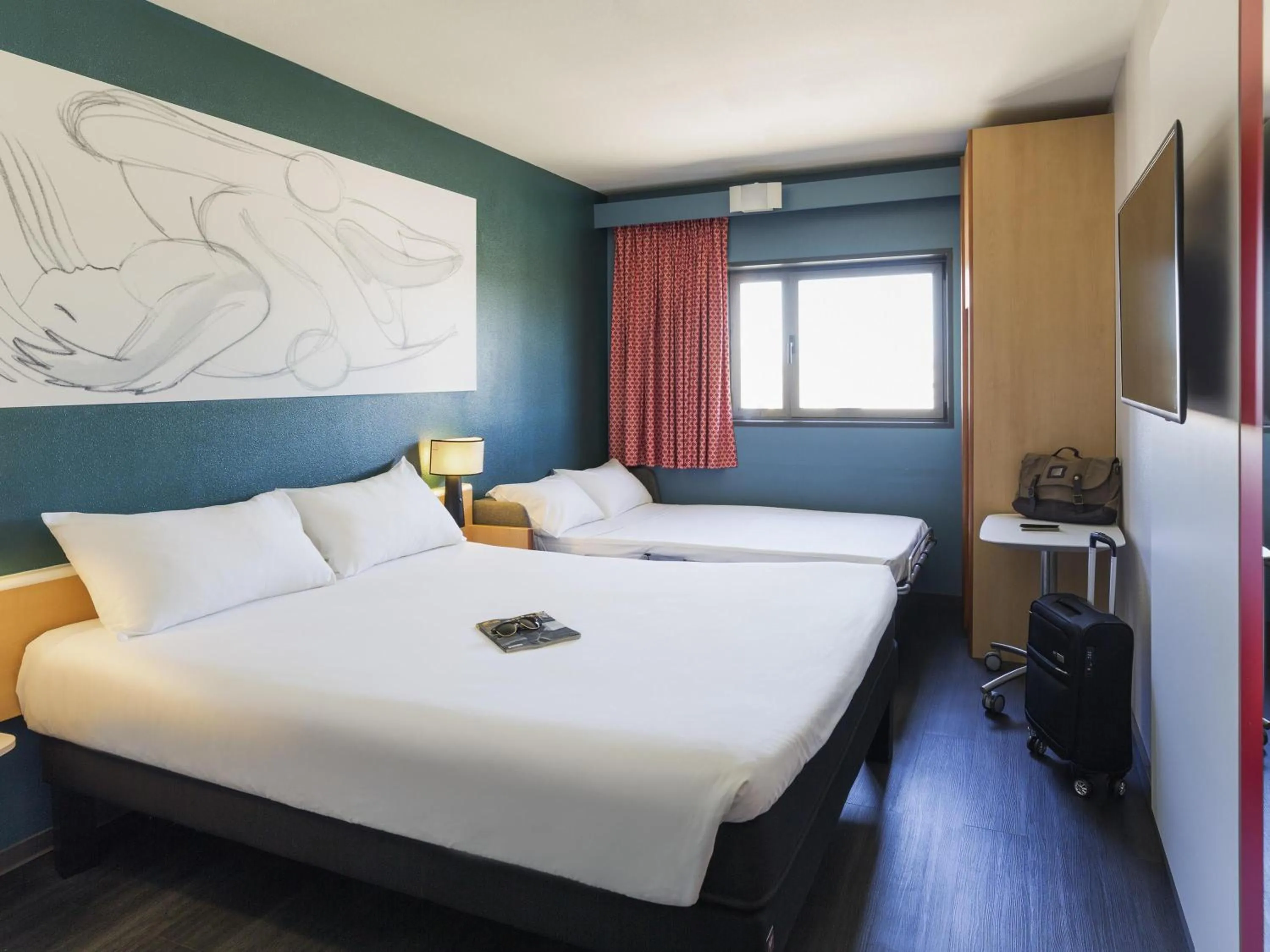 Bedroom, Bed in Ibis Valencia Bonaire Aeropuerto