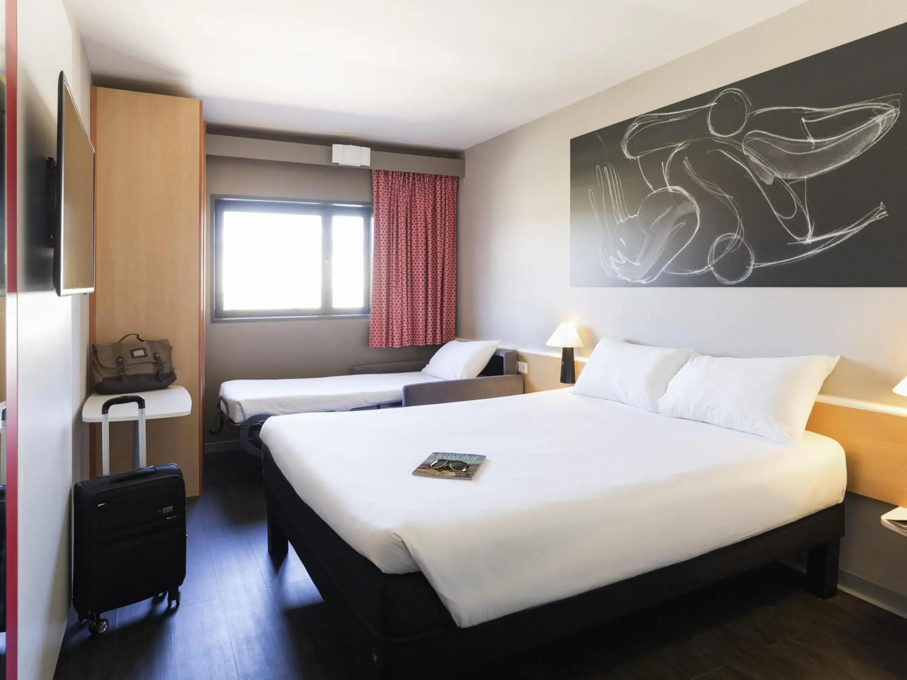 Bedroom, Bed in Ibis Valencia Bonaire Aeropuerto Bedroom, Bed in Ibis Valencia Bonaire Aeropuerto