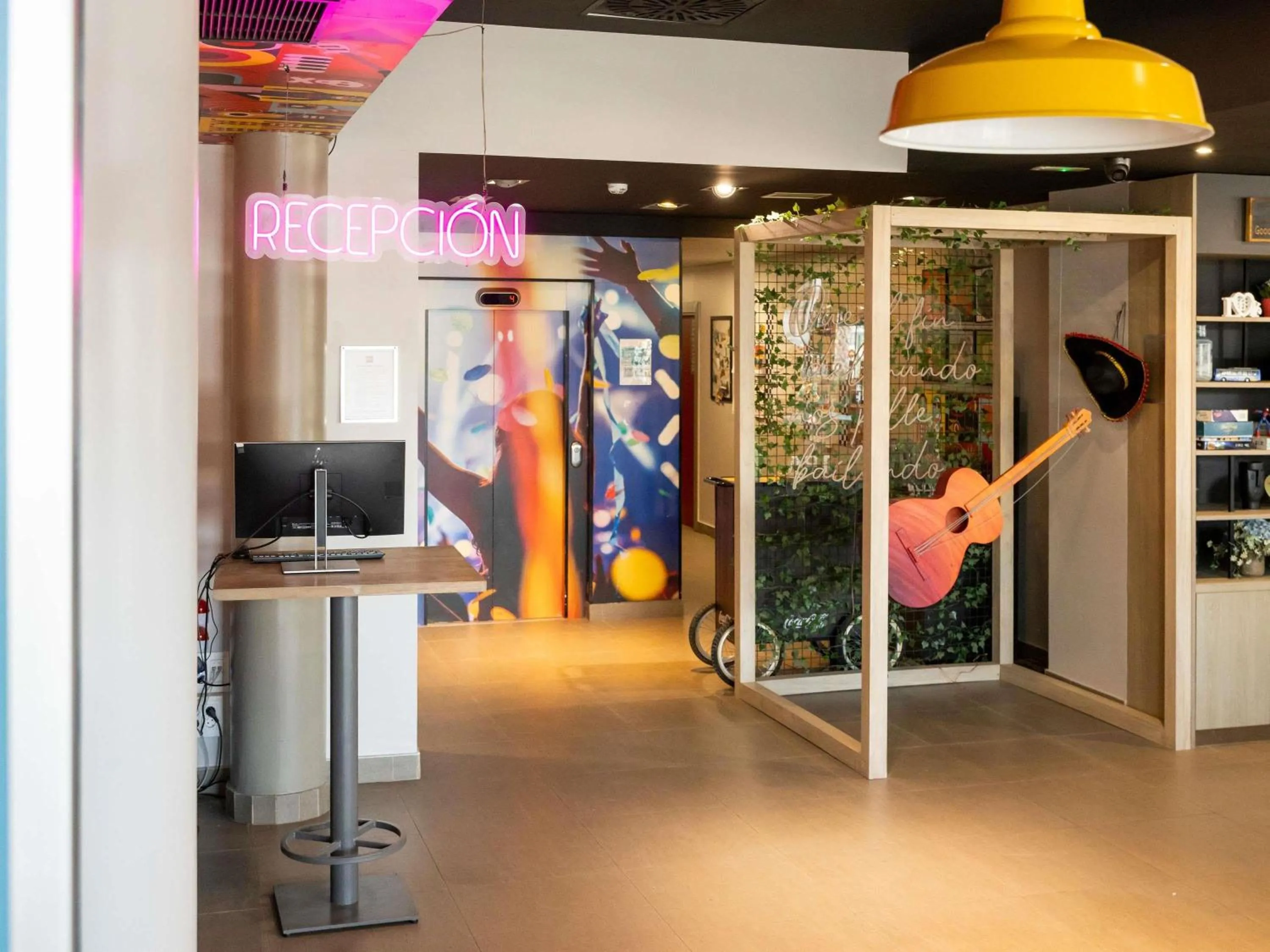 Property building in Ibis Valencia Bonaire Aeropuerto