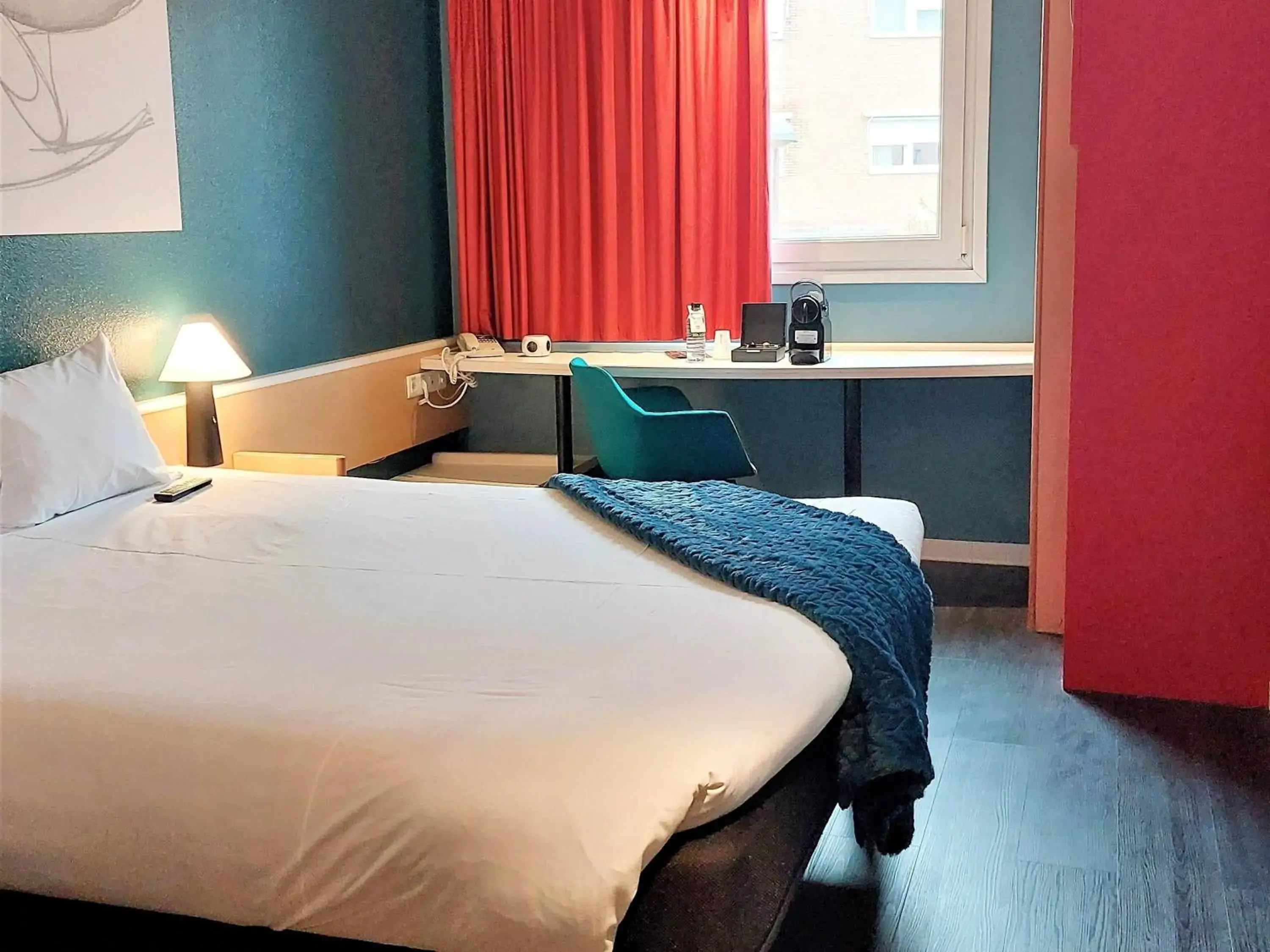 Bedroom, Bed in Ibis Valencia Bonaire Aeropuerto Bedroom, Bed in Ibis Valencia Bonaire Aeropuerto