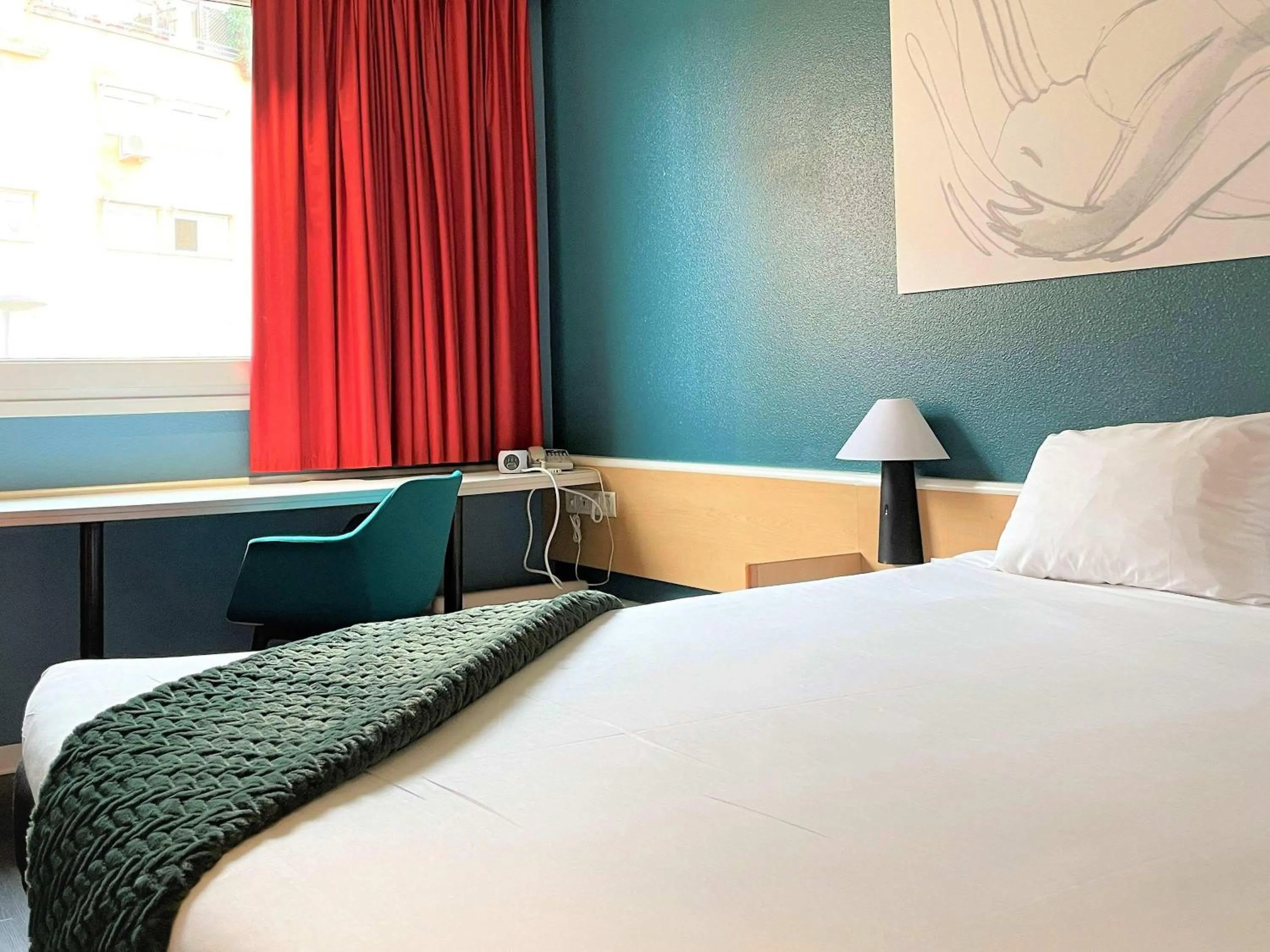 Bedroom, Bed in Ibis Valencia Bonaire Aeropuerto