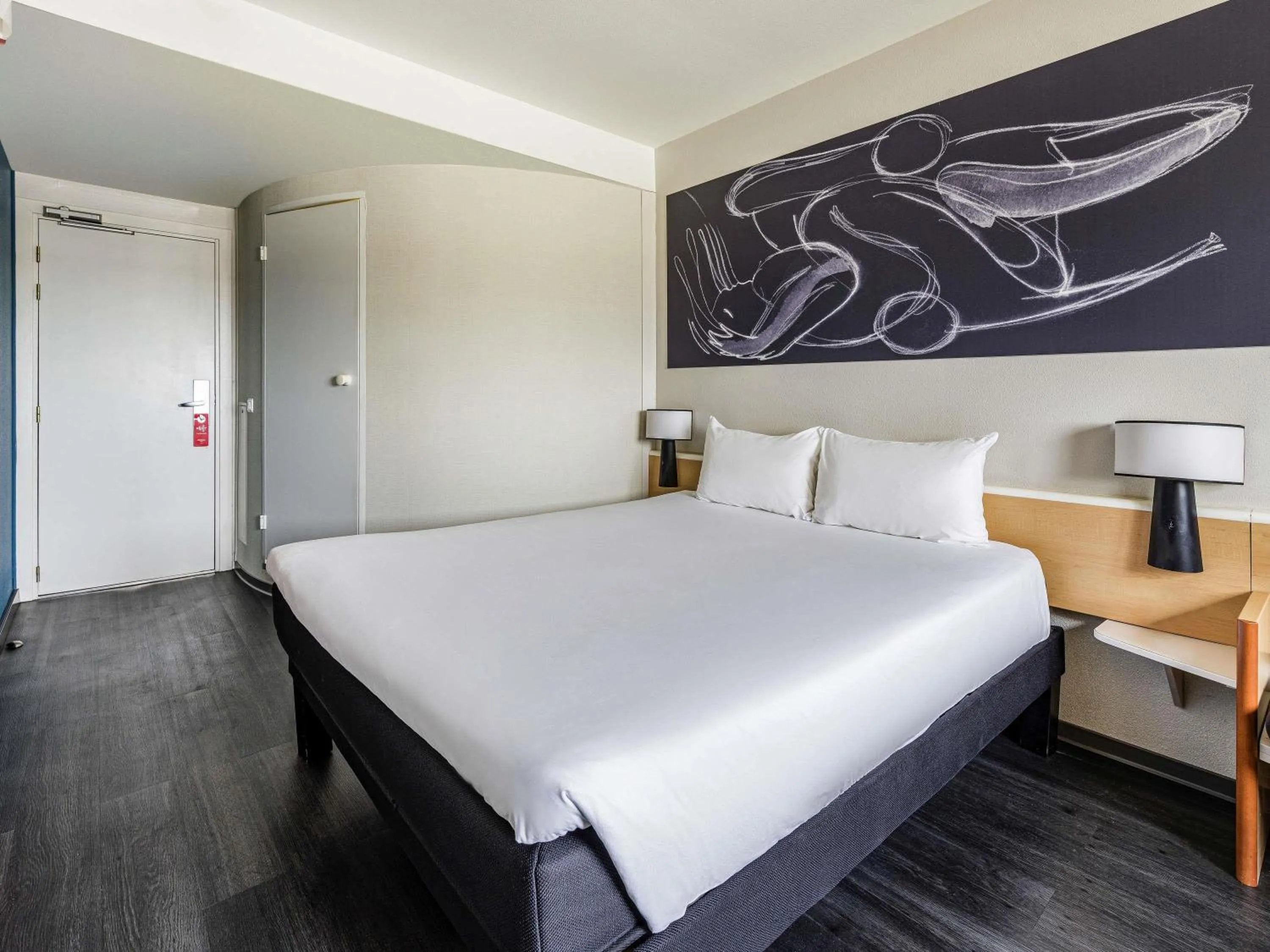 Bedroom, Bed in Ibis Valencia Bonaire Aeropuerto