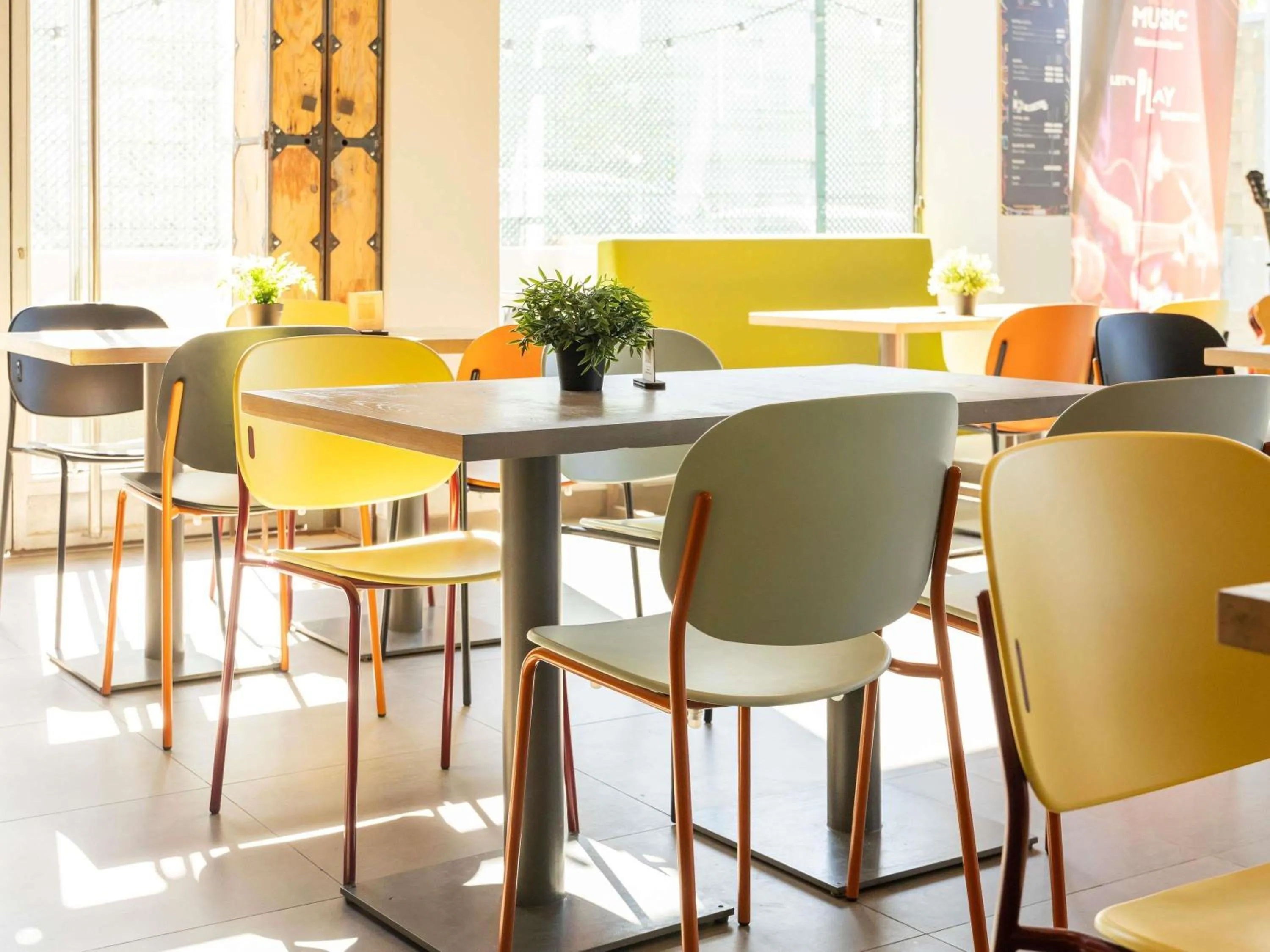 Restaurant/places to eat in Ibis Valencia Bonaire Aeropuerto