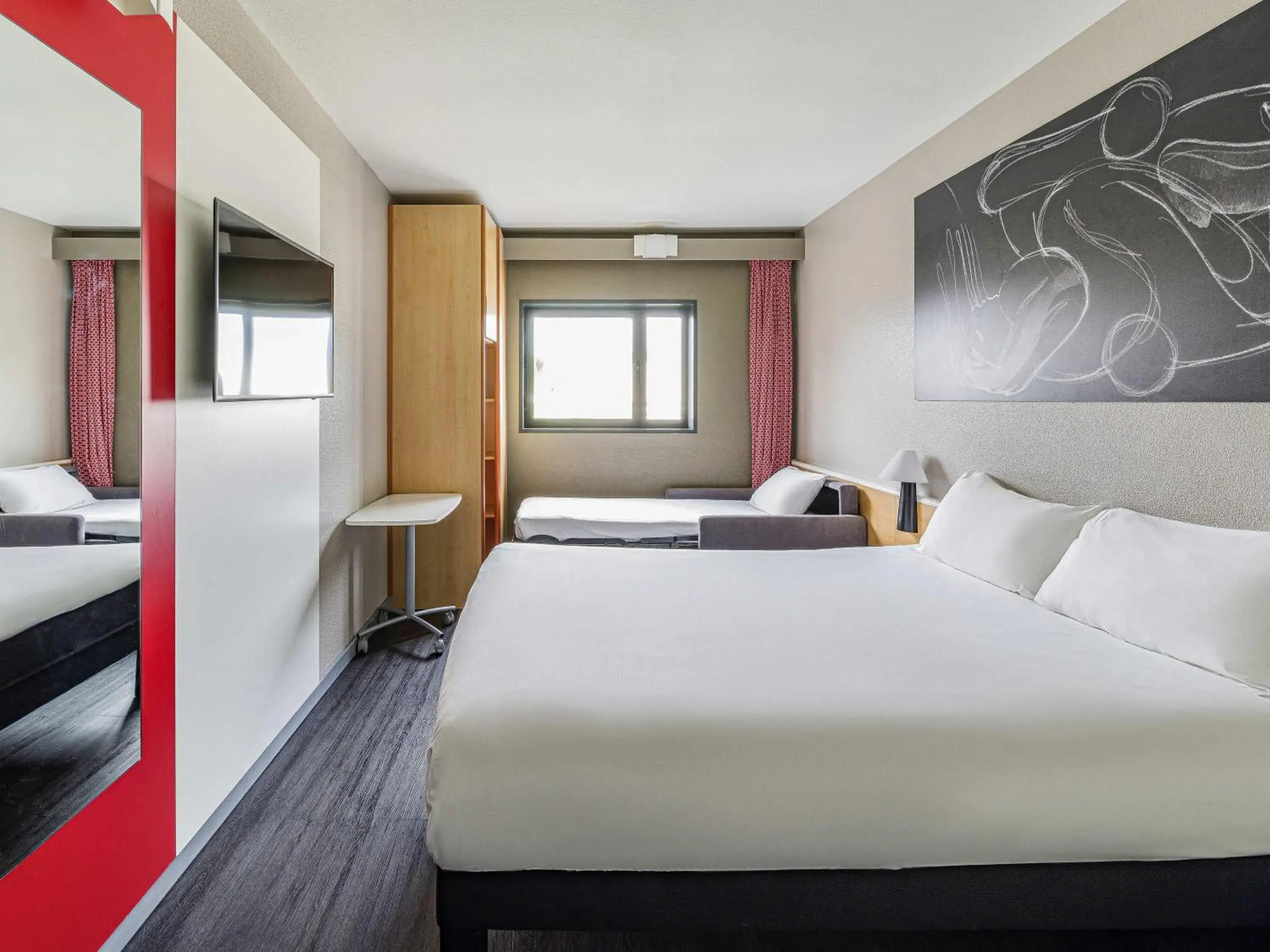 Family Room with One Double Bed and One Single Bed in Ibis Valencia Bonaire Aeropuerto Family Room with One Double Bed and One Single Bed in Ibis Valencia Bonaire Aeropuerto