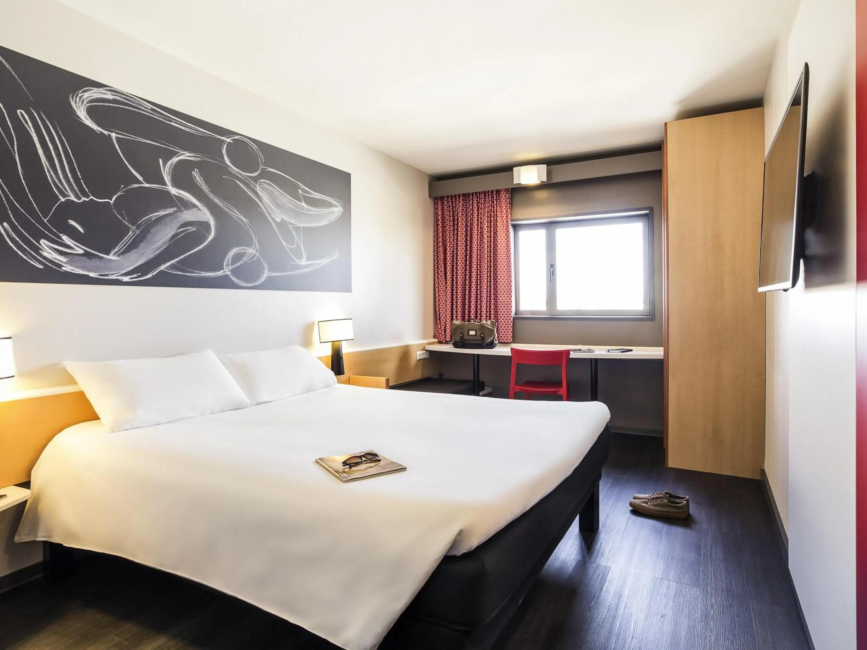 Bedroom, Bed in Ibis Valencia Bonaire Aeropuerto