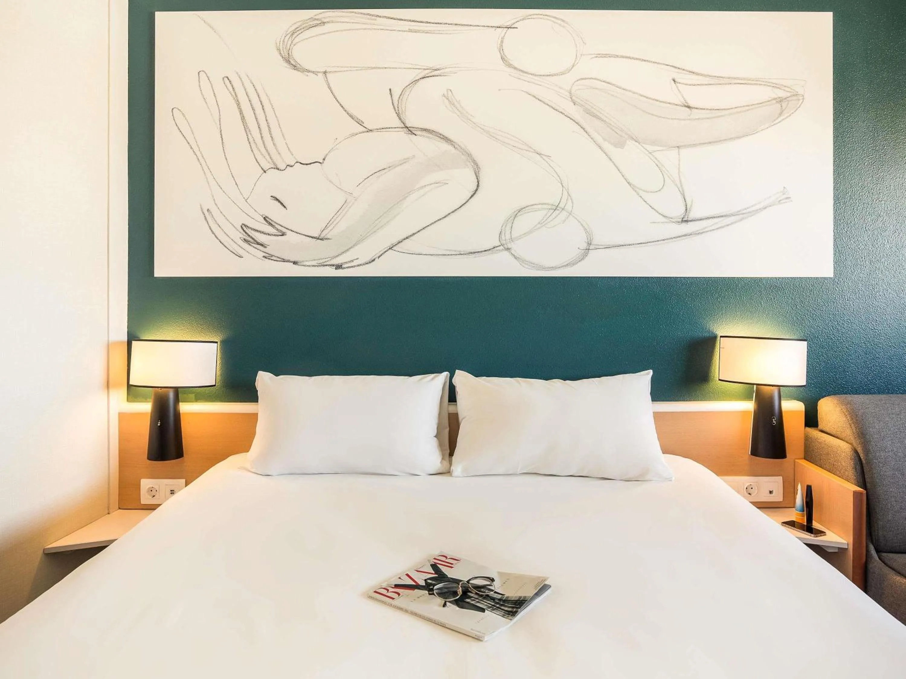 Property building, Bed in Ibis Valencia Bonaire Aeropuerto