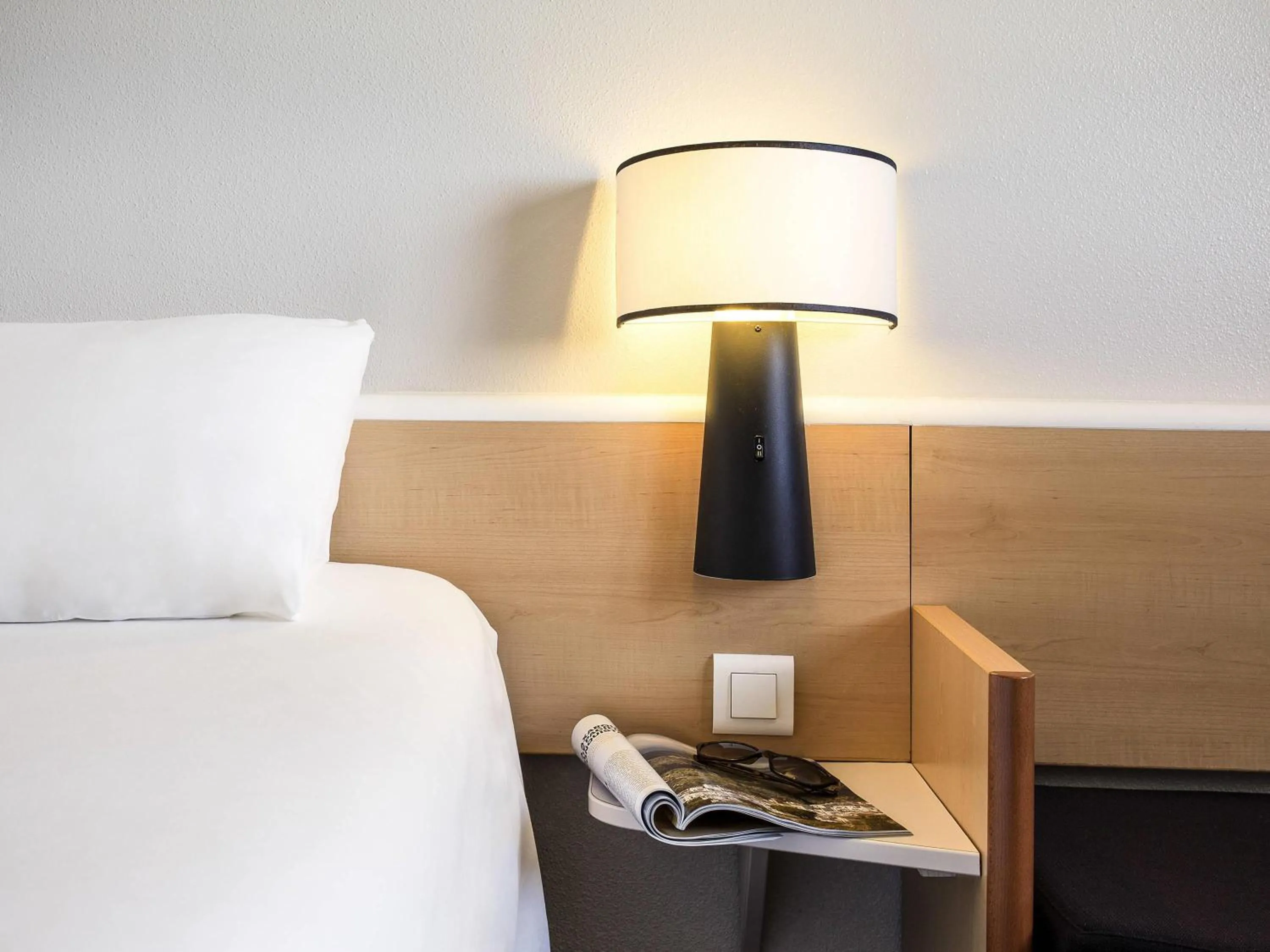 Bedroom, Bed in Ibis Valencia Bonaire Aeropuerto