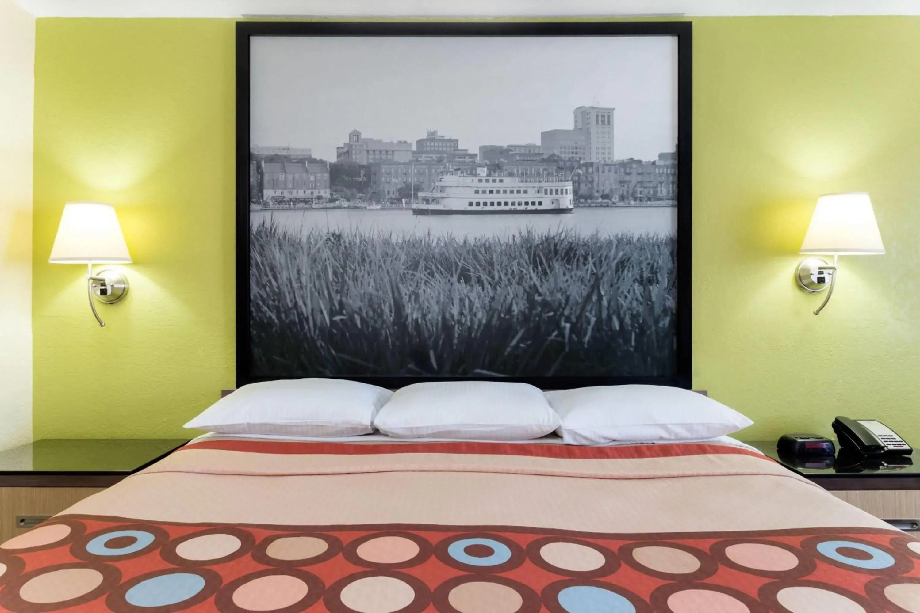 Photo of the whole room, Bed in Super 8 by Wyndham Brunswick/St Simons Island Area Photo of the whole room, Bed in Super 8 by Wyndham Brunswick/St Simons Island Area