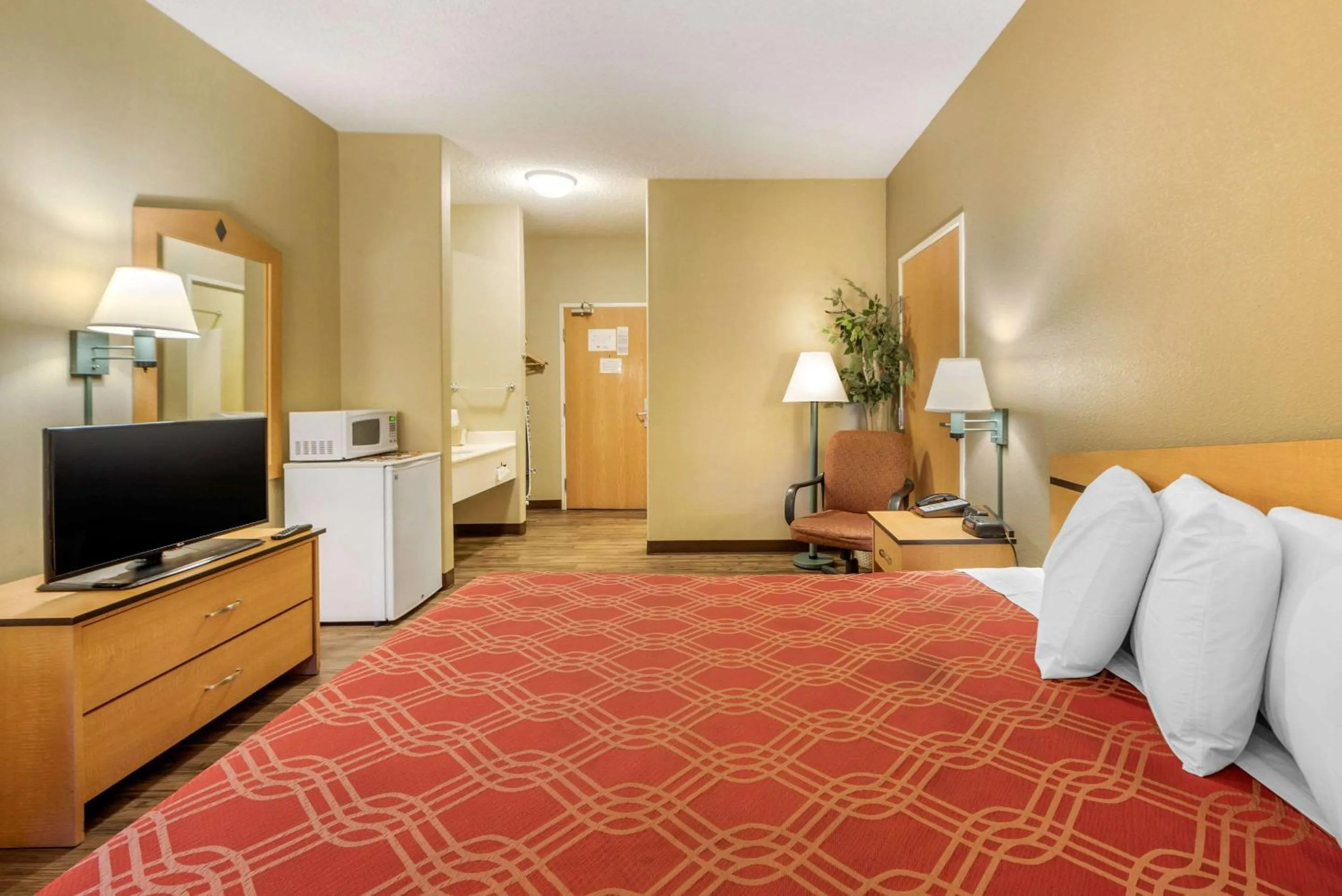 Bedroom, Bed in Econo Lodge Colorado Springs near Airport