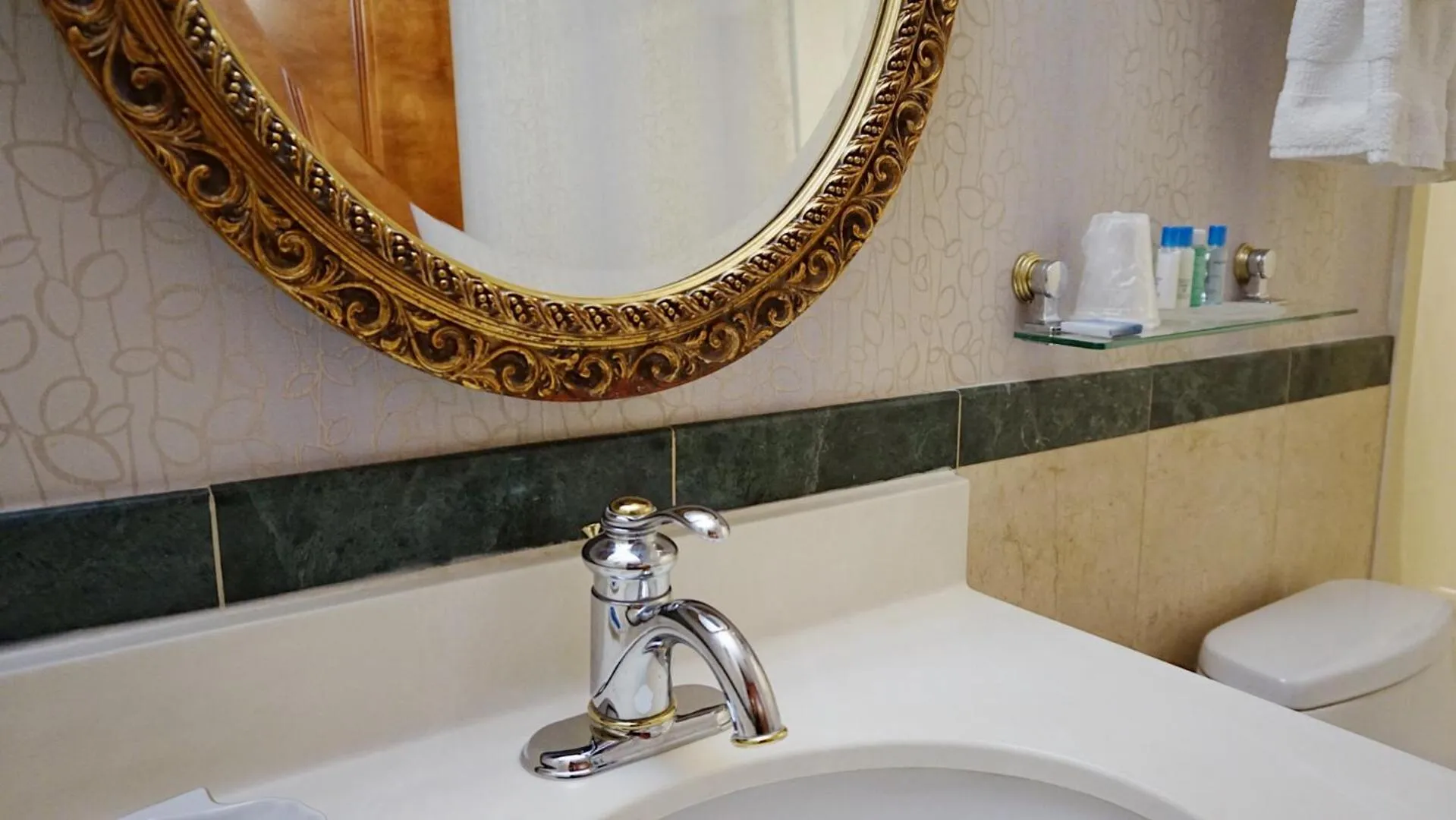 Bathroom in Best Western Queens Court