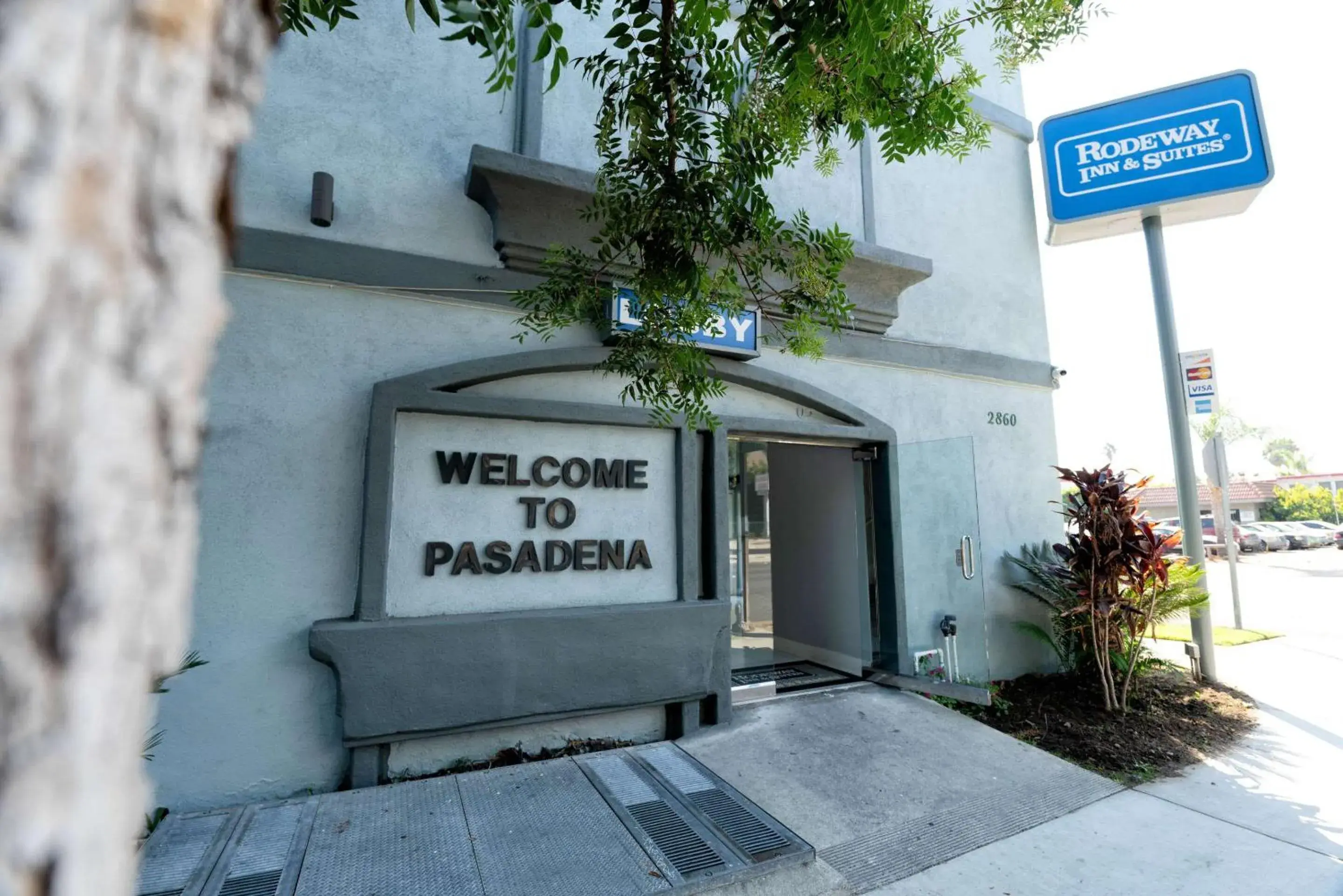 Property building in Rodeway Inn & Suites Pasadena Property building in Rodeway Inn & Suites Pasadena