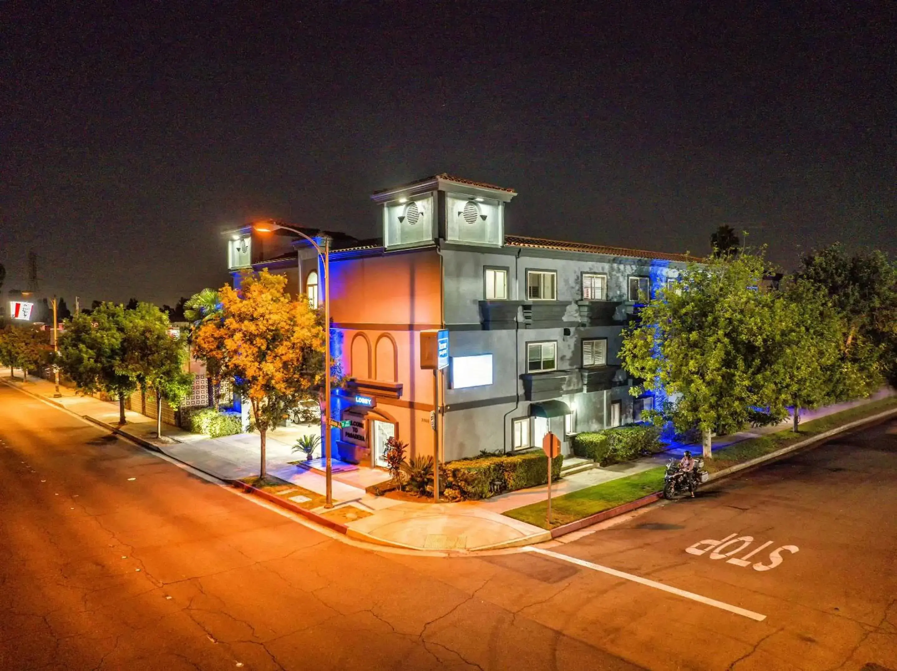 Property building in Rodeway Inn & Suites Pasadena Property building in Rodeway Inn & Suites Pasadena