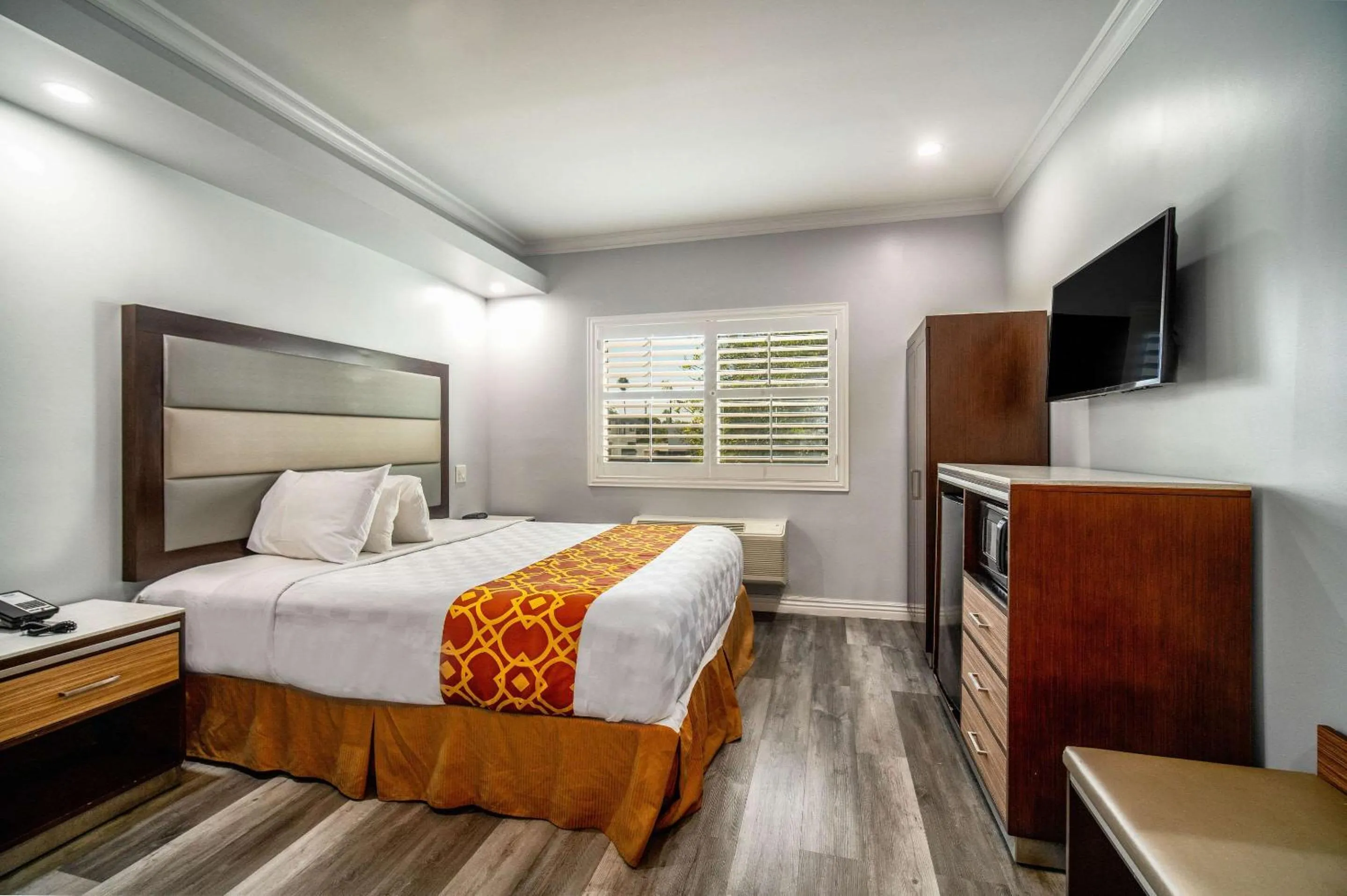 Bedroom, Bed in Rodeway Inn & Suites Pasadena