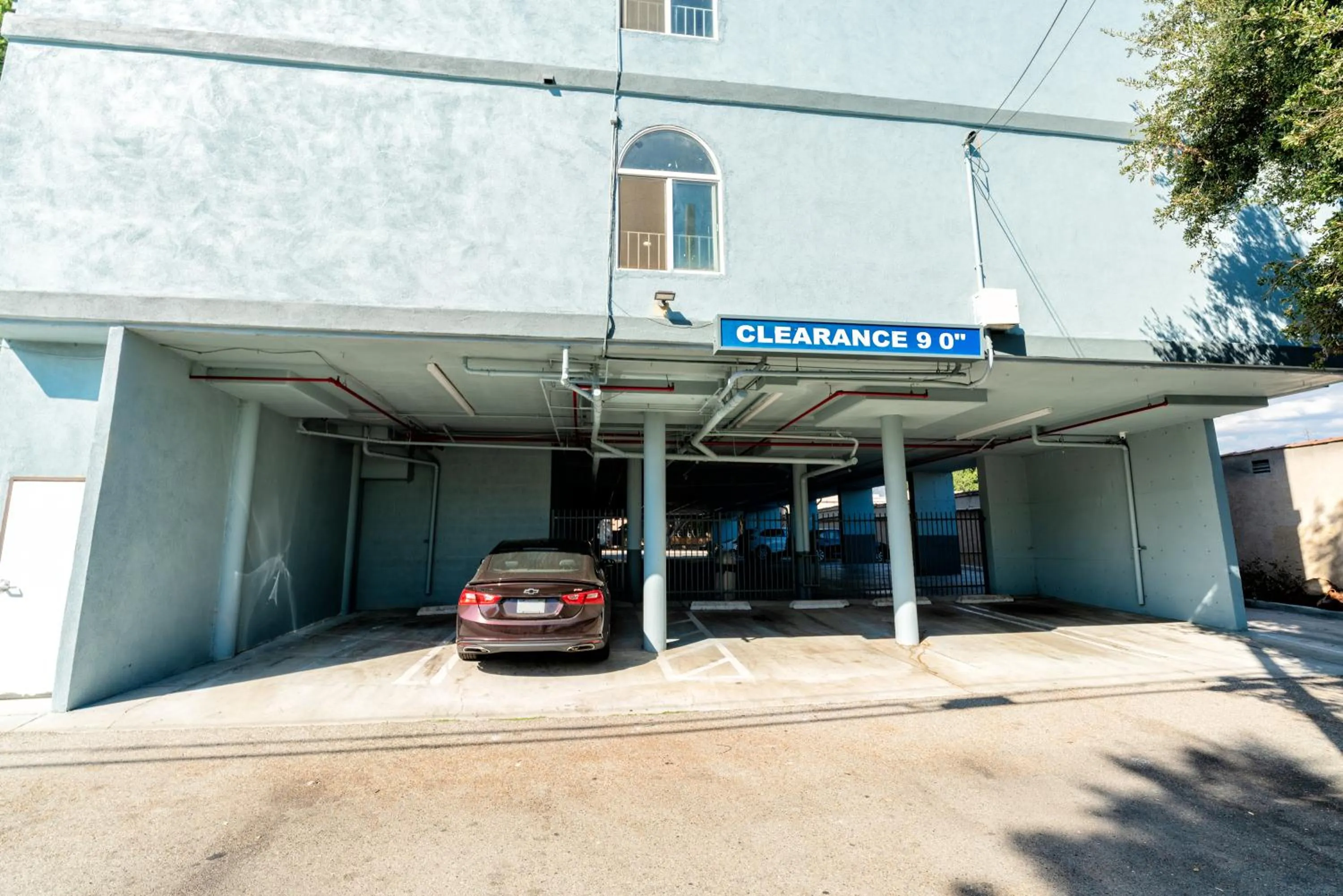 Parking in Rodeway Inn & Suites Pasadena