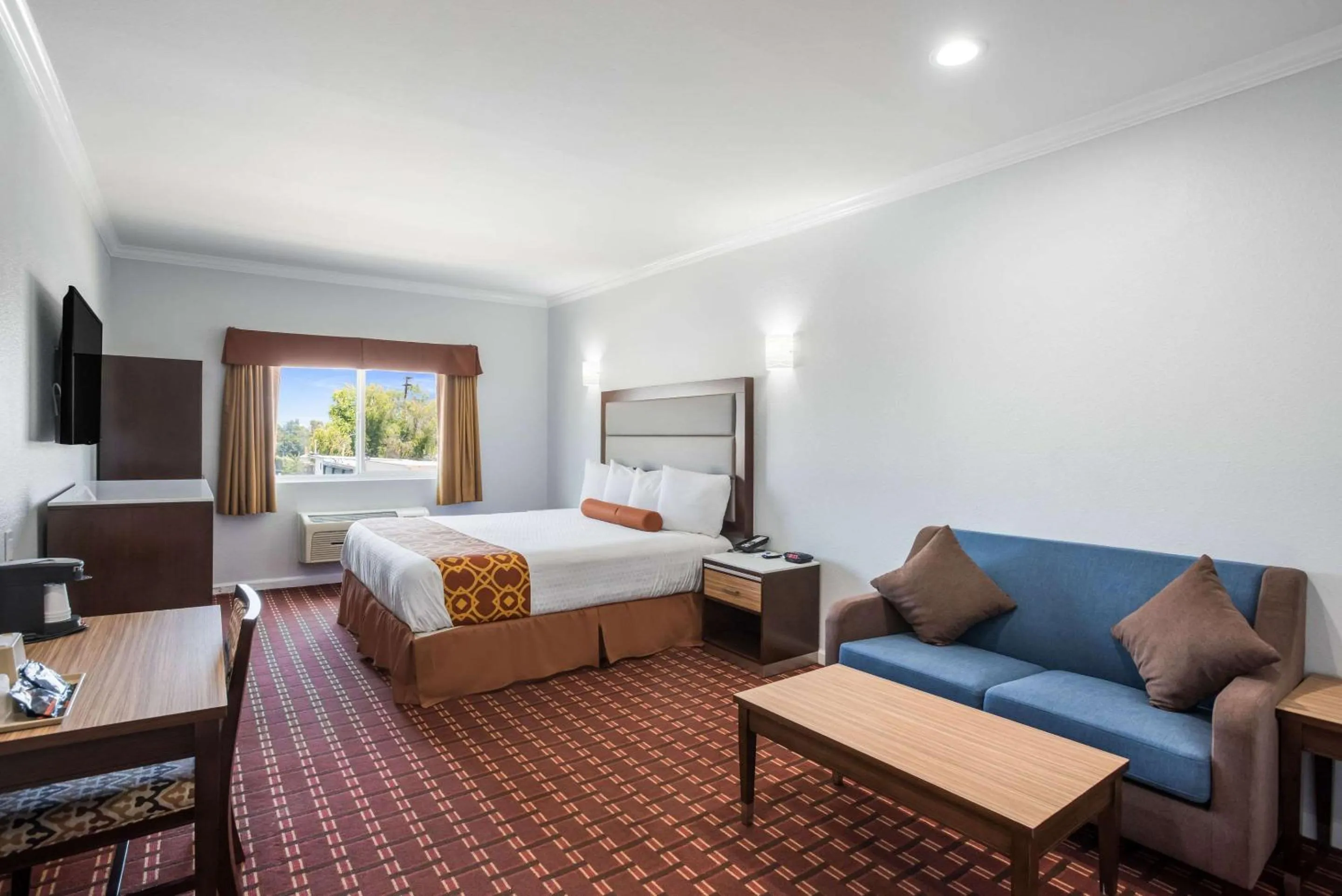 Bedroom, Bed in Rodeway Inn & Suites Pasadena