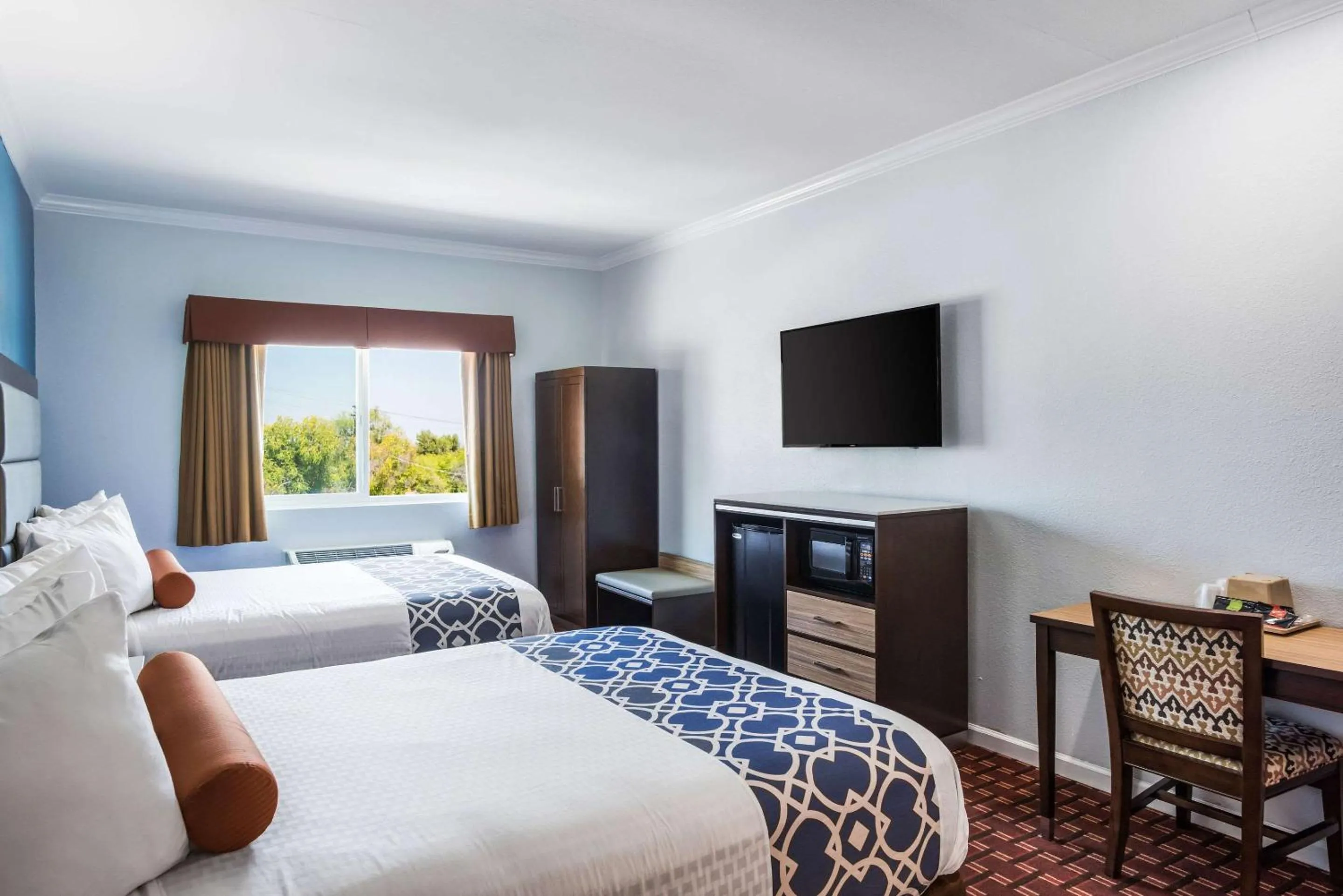 Bedroom, Bed in Rodeway Inn & Suites Pasadena