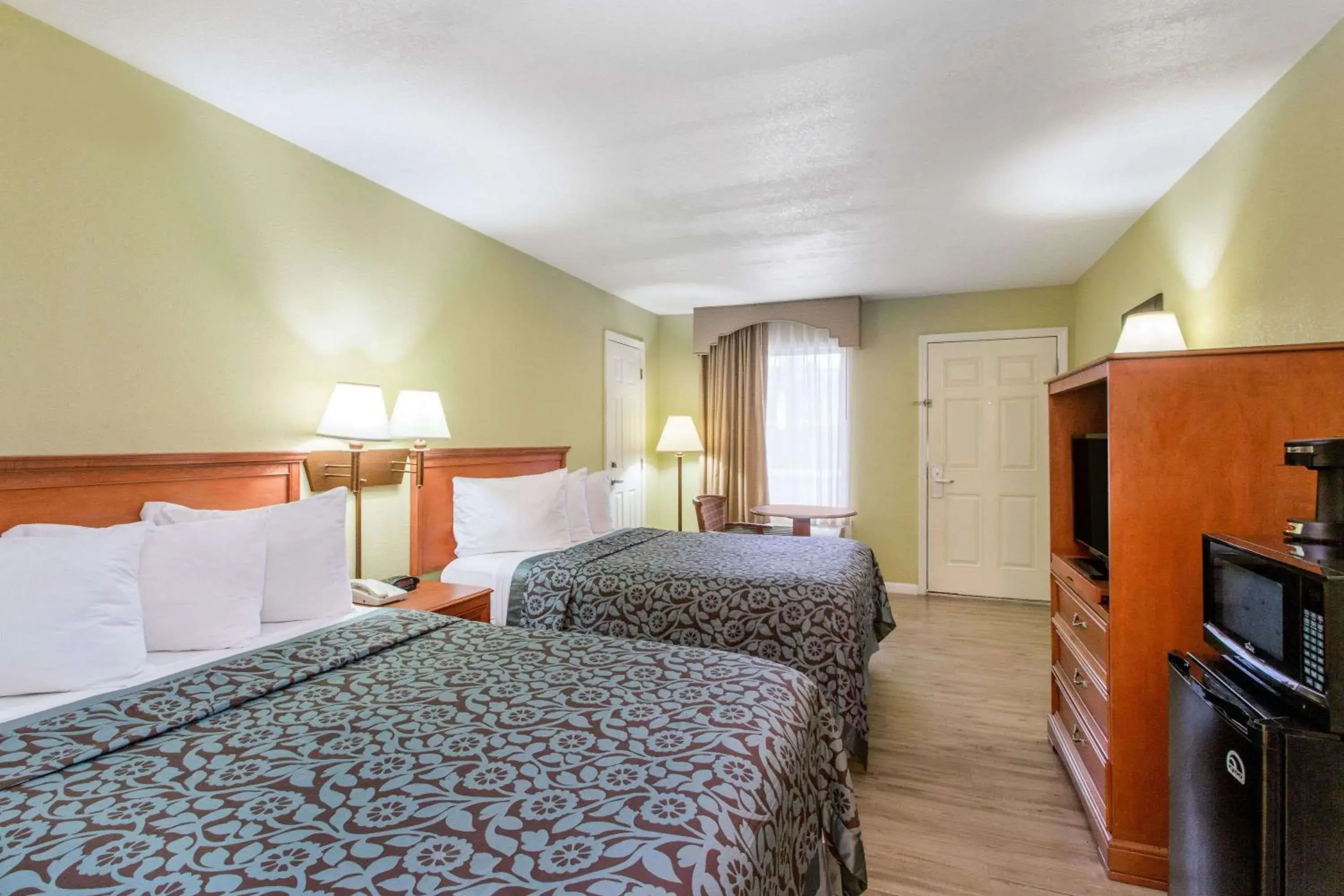 Photo of the whole room, Bed in Days Inn by Wyndham Ormond Beach