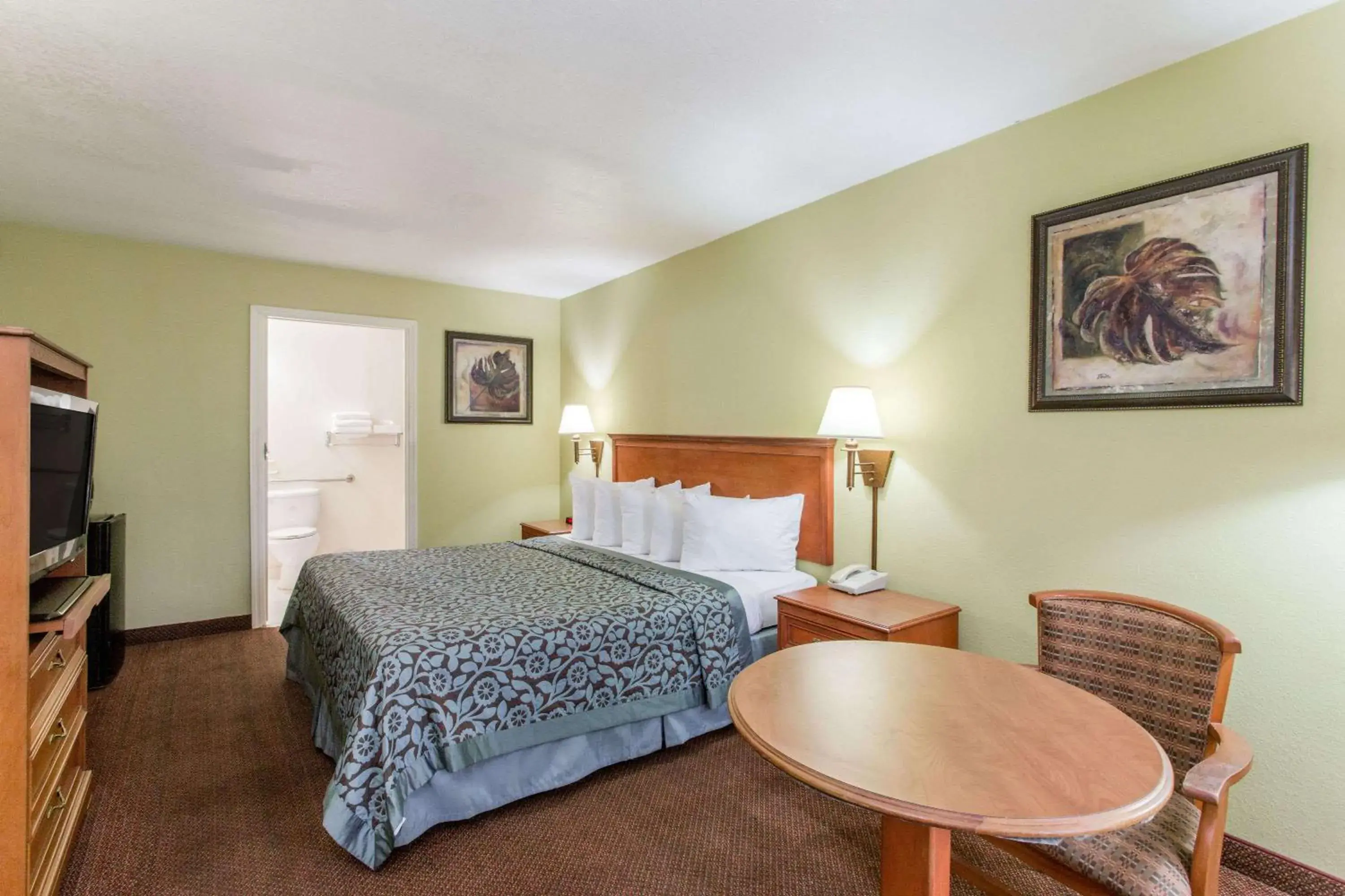 Photo of the whole room, Bed in Days Inn by Wyndham Ormond Beach