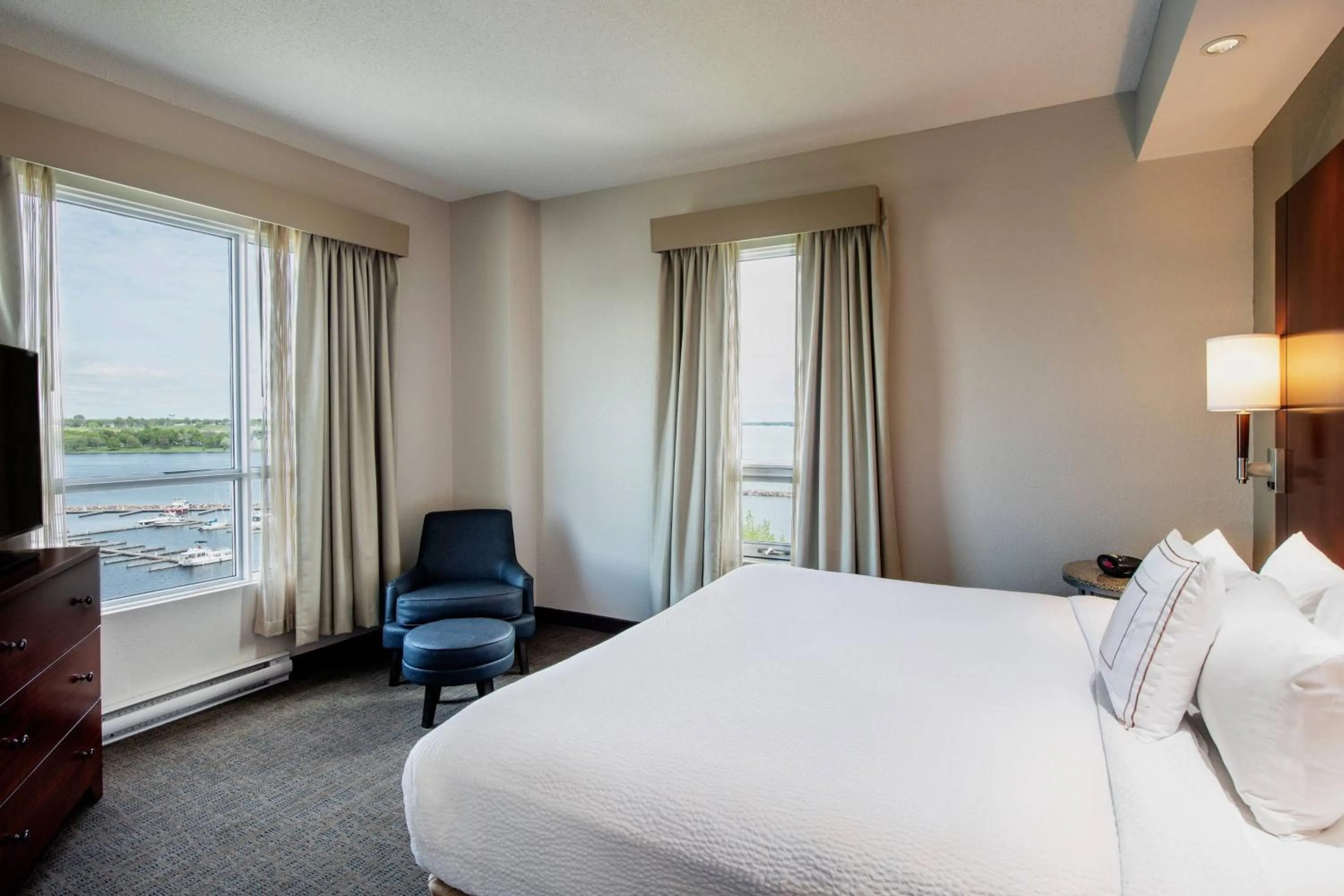Bedroom, Bed in Residence Inn by Marriott Kingston Water's Edge