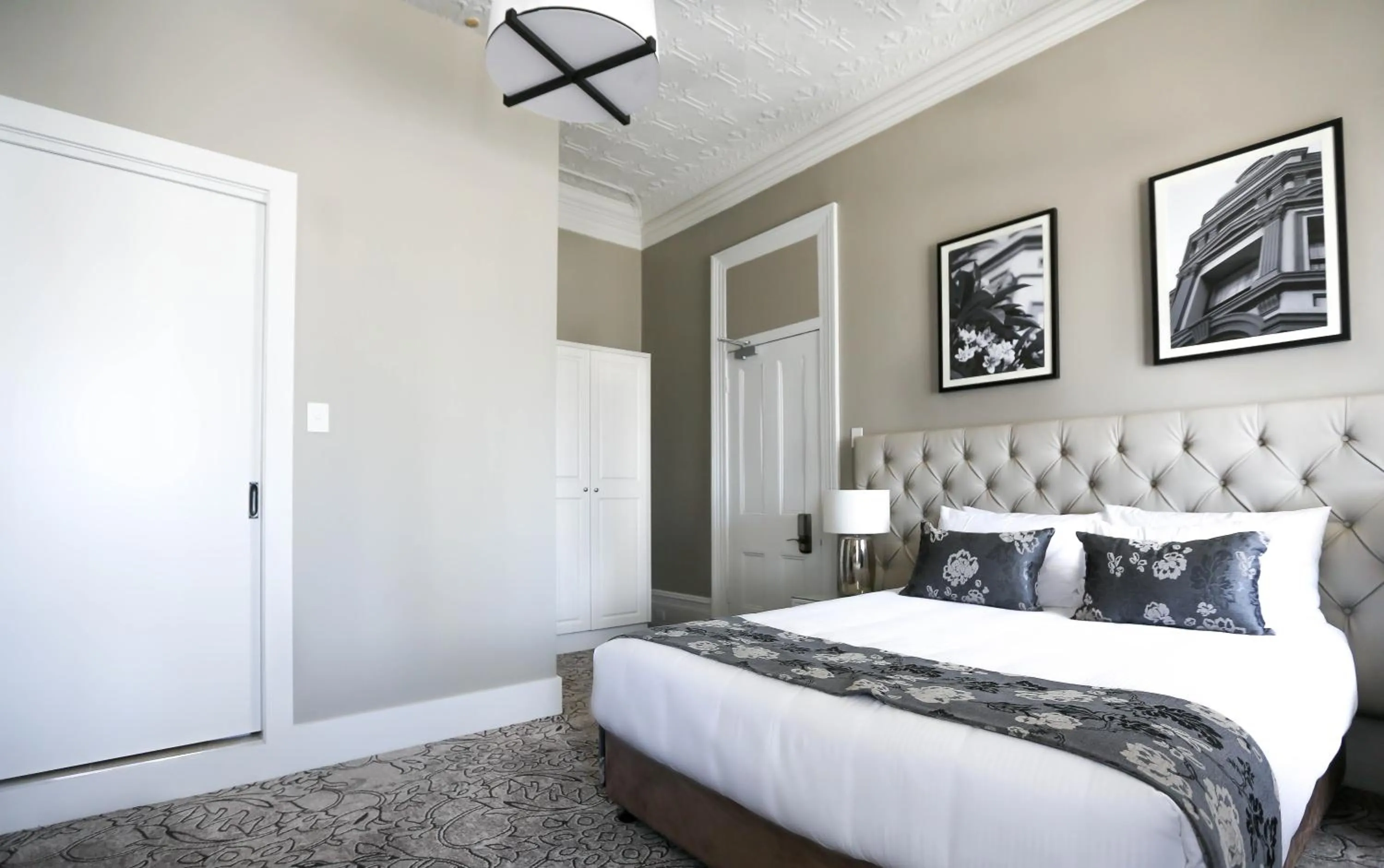 Photo of the whole room, Bed in The Lurline Randwick