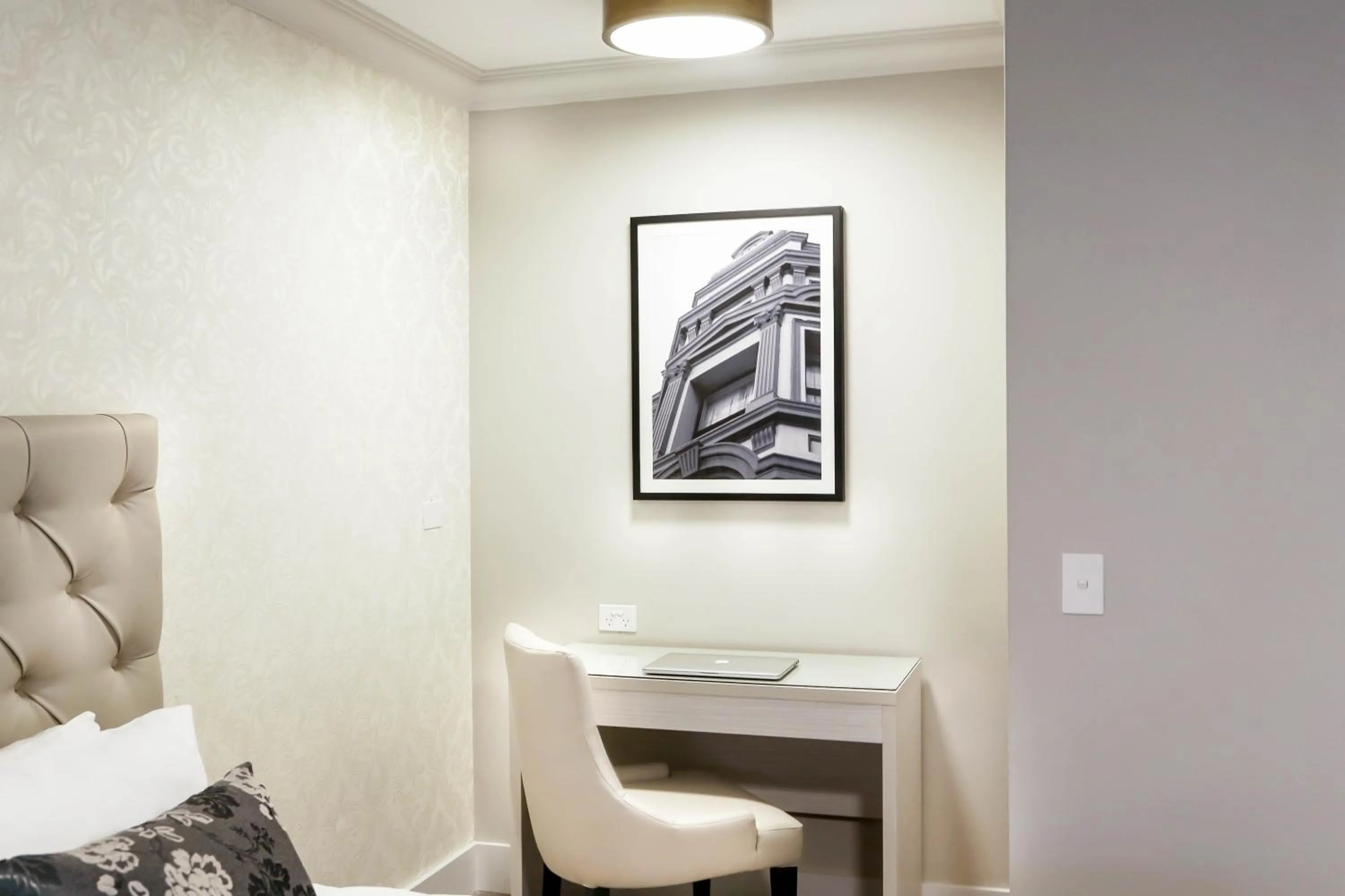 Photo of the whole room in The Lurline Randwick