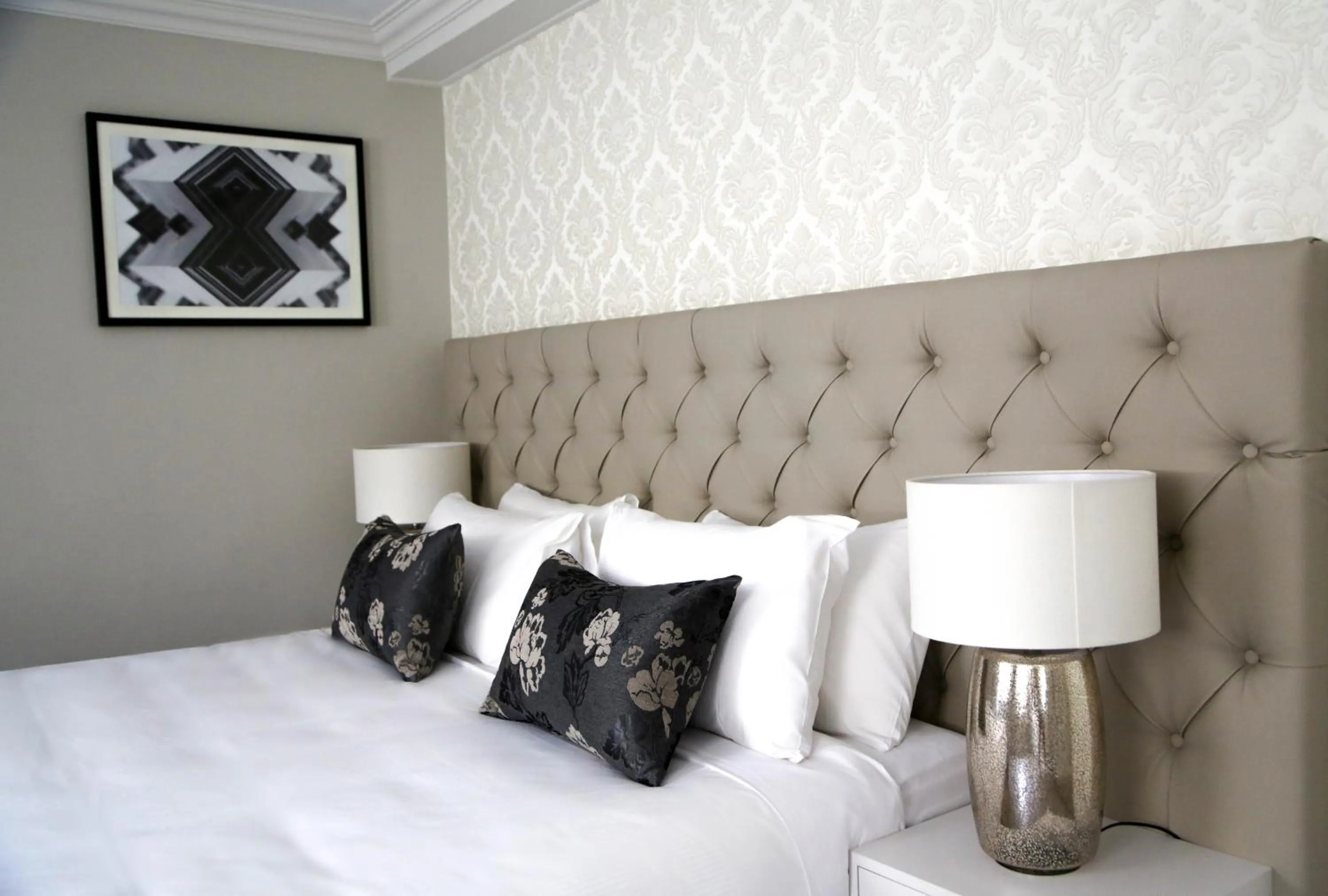 Photo of the whole room, Bed in The Lurline Randwick