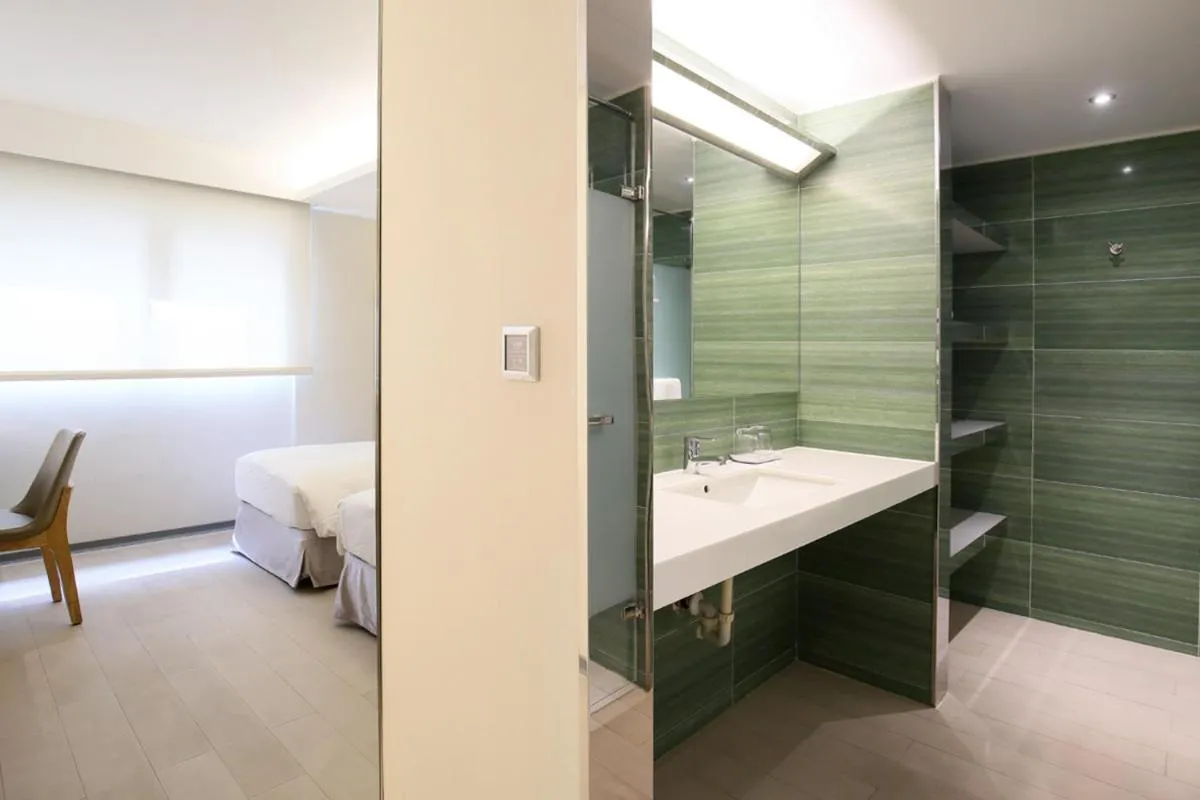 Bathroom, Bed in Dandy Hotel - Tianmu Branch
