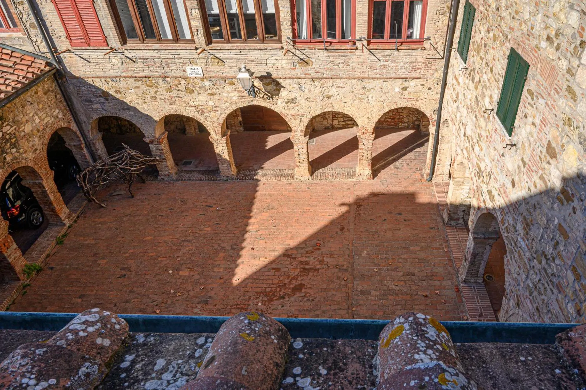 Inner courtyard view in Il Chiostro Appartamenti & Suites