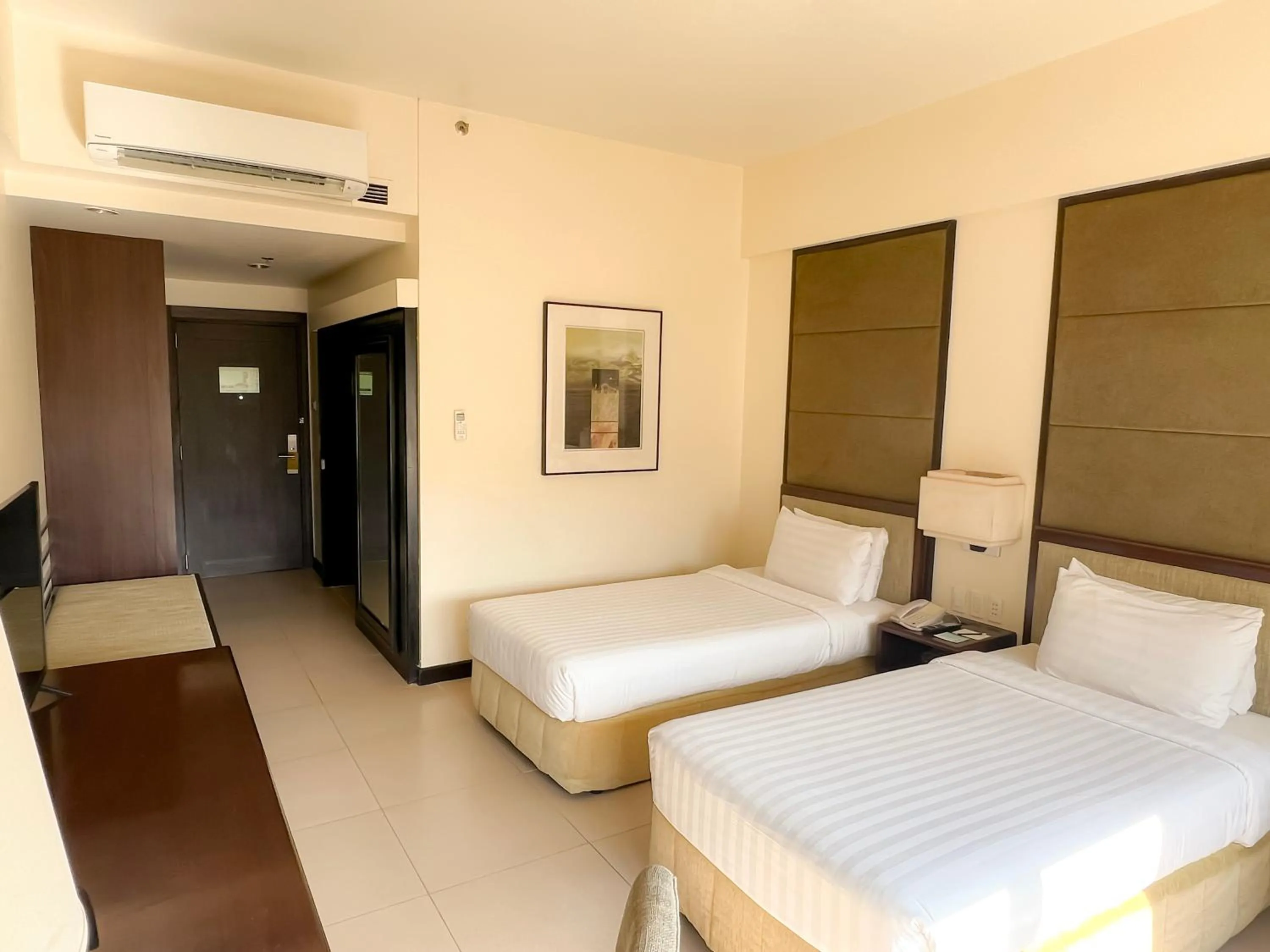 Bedroom, Bed in Taal Vista Hotel