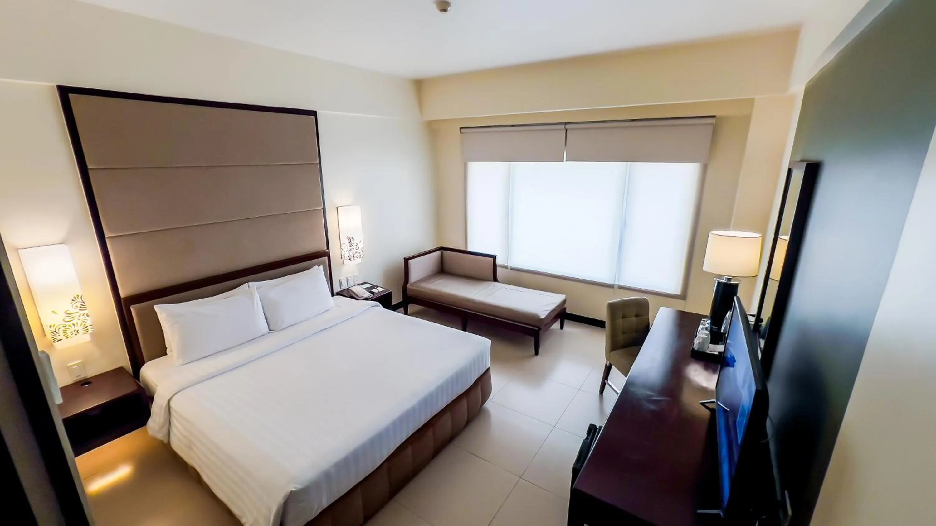 Bed in Taal Vista Hotel