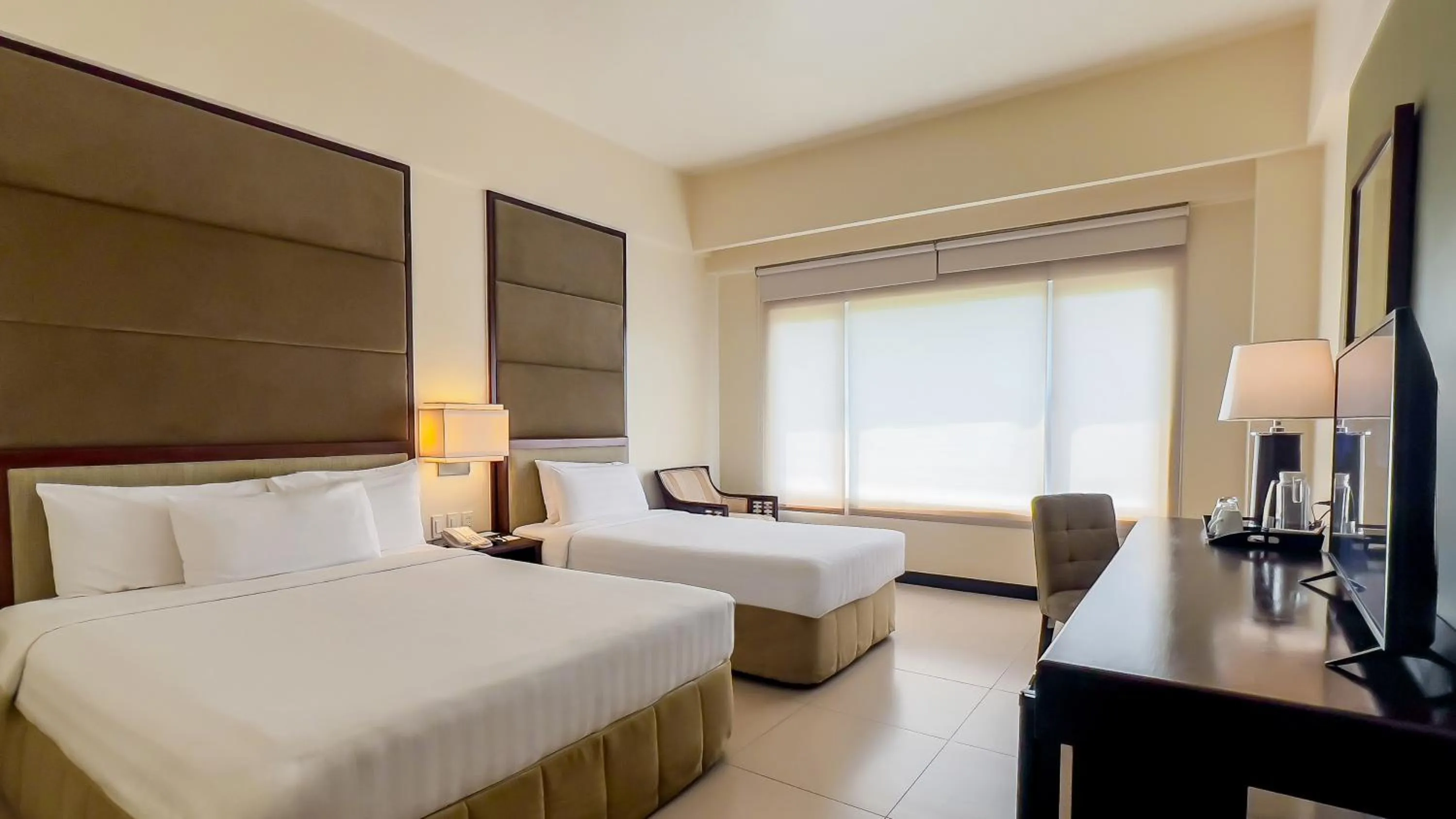 Bedroom, Bed in Taal Vista Hotel