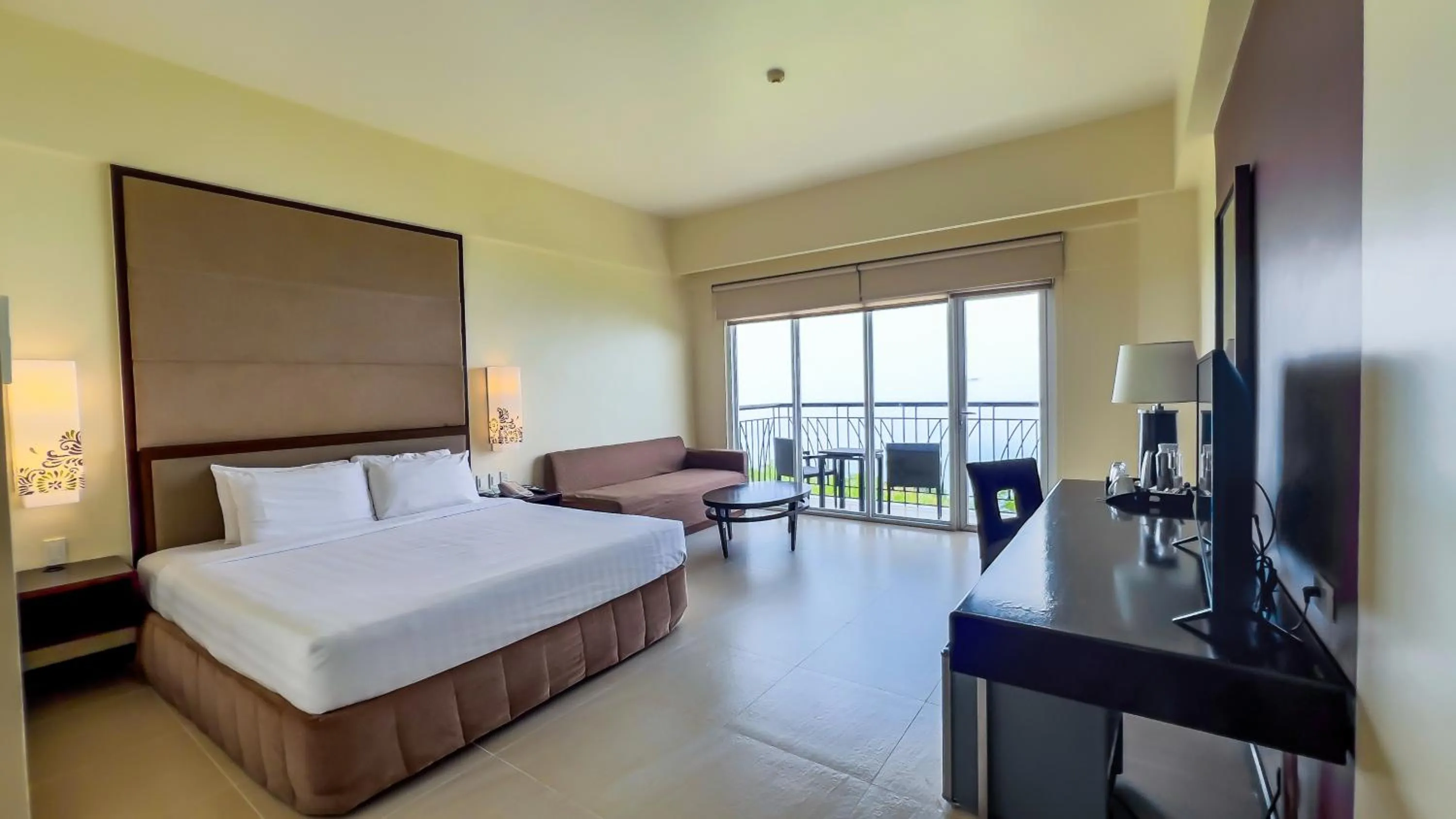 Bed in Taal Vista Hotel