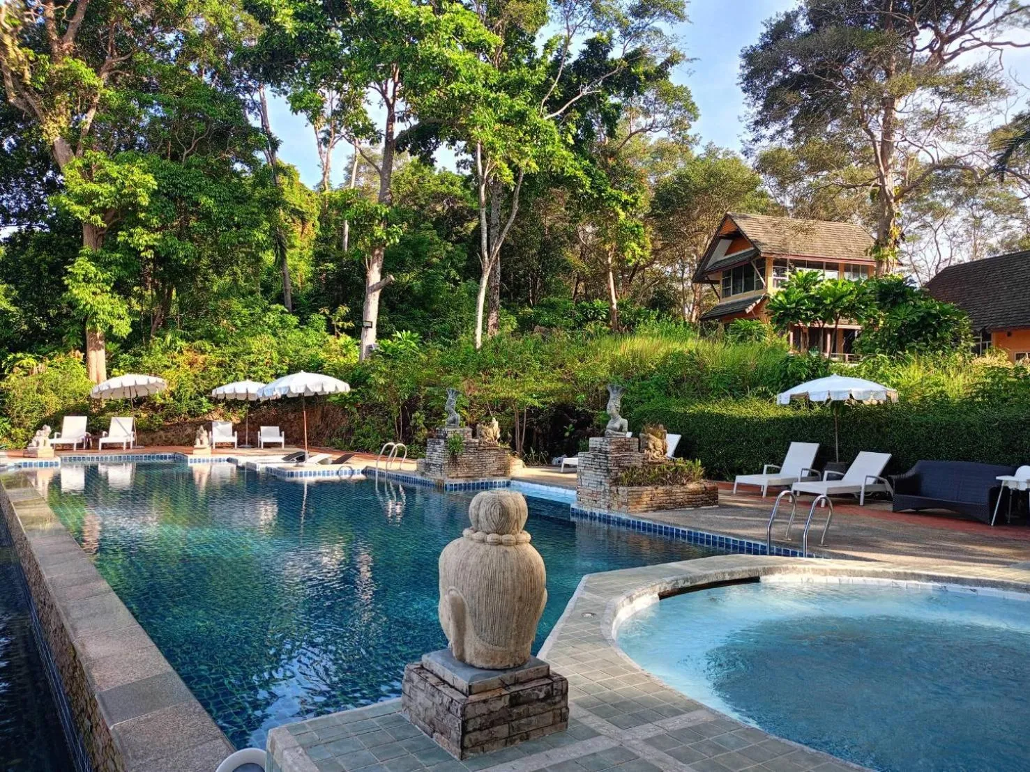 Swimming pool in Koh Chang Cliff Beach Resort