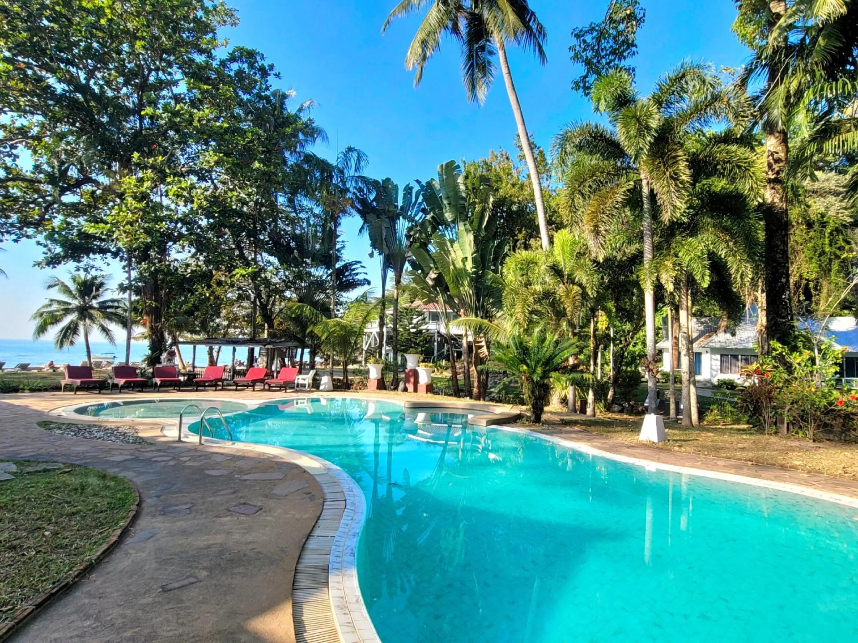 Swimming pool in Koh Chang Cliff Beach Resort
