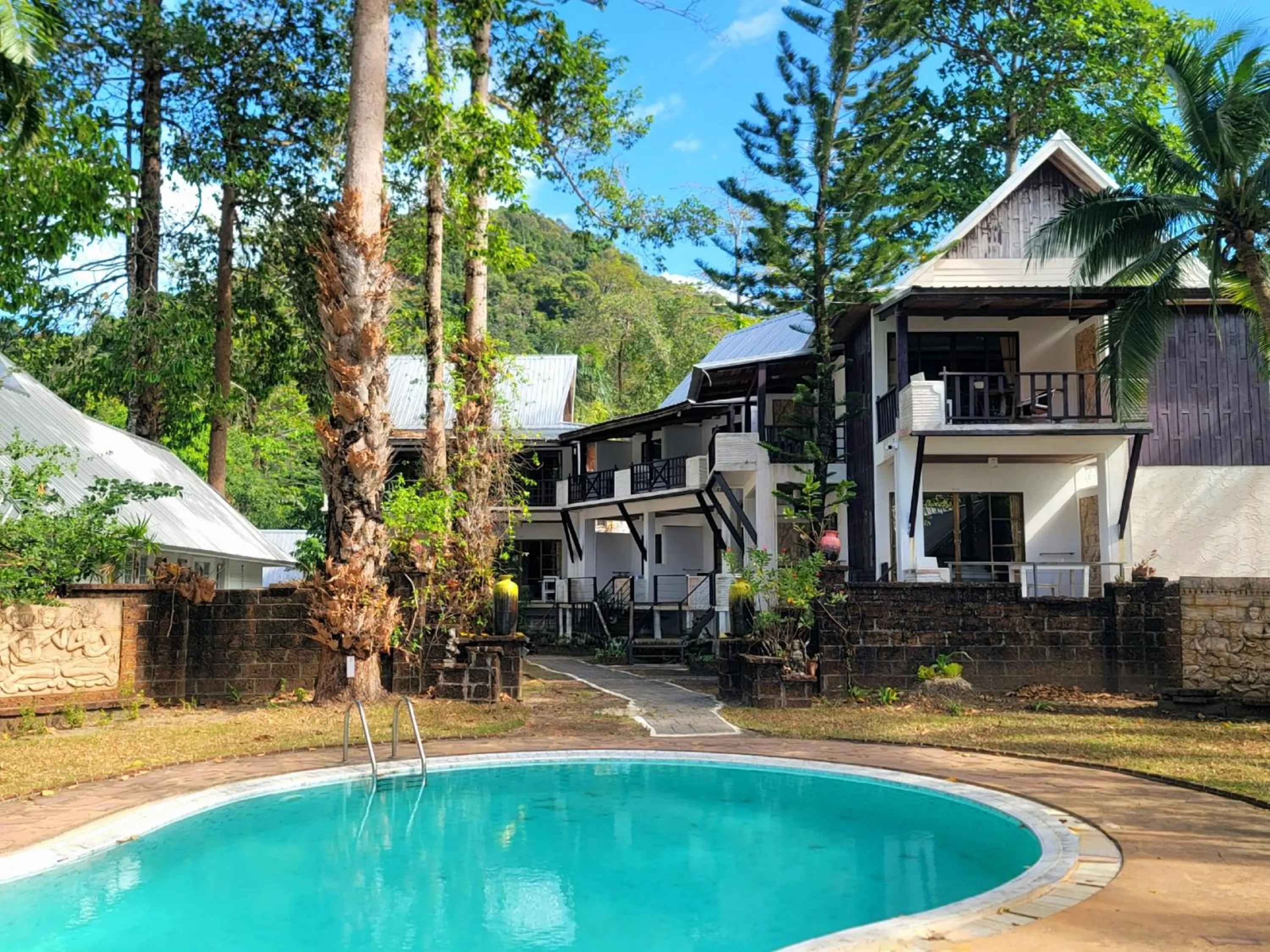Property building in Koh Chang Cliff Beach Resort