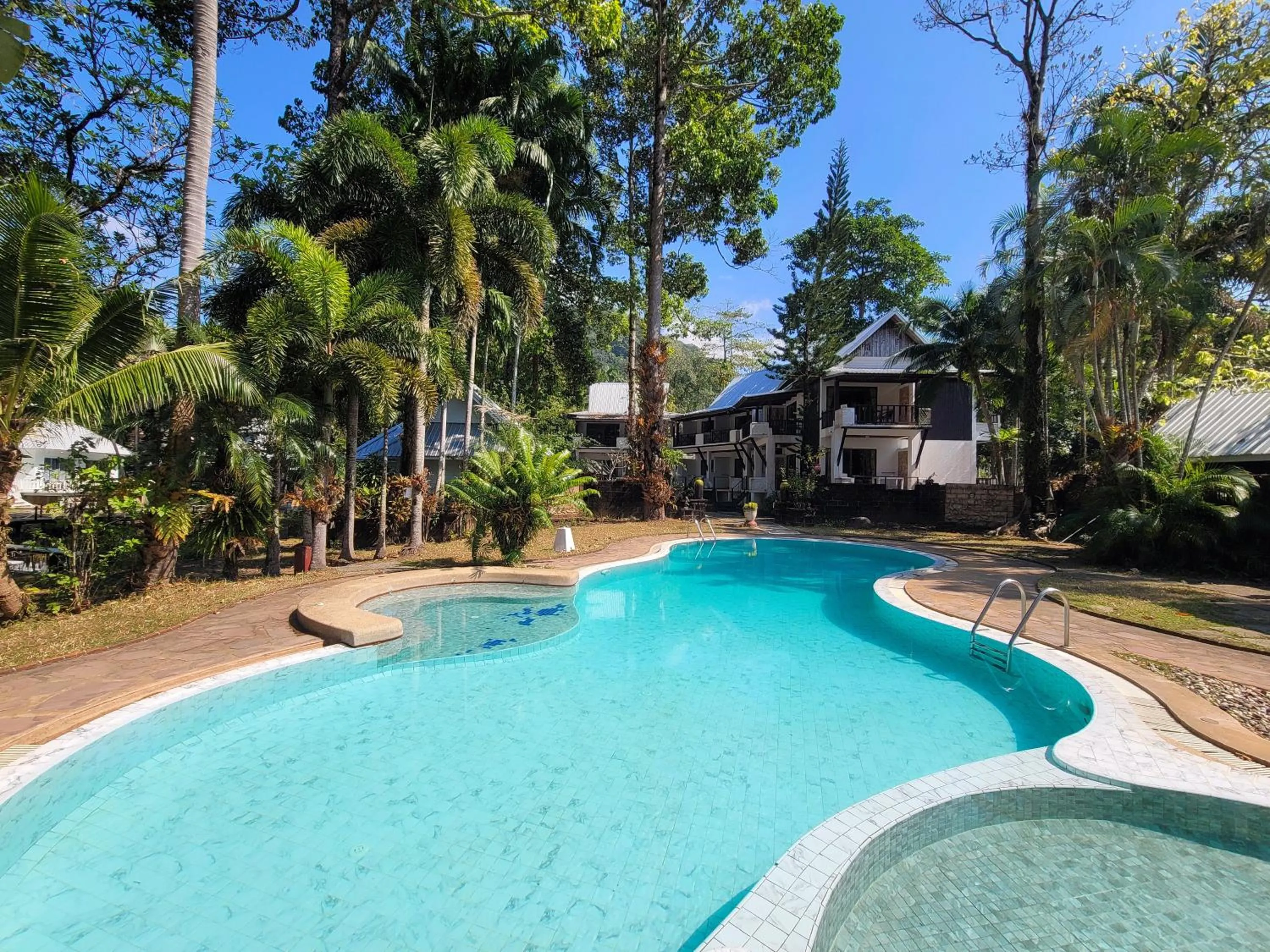 Swimming pool in Koh Chang Cliff Beach Resort